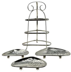 Ancien plat à gâteau anglais à trois niveaux en métal argenté, vers 1880.