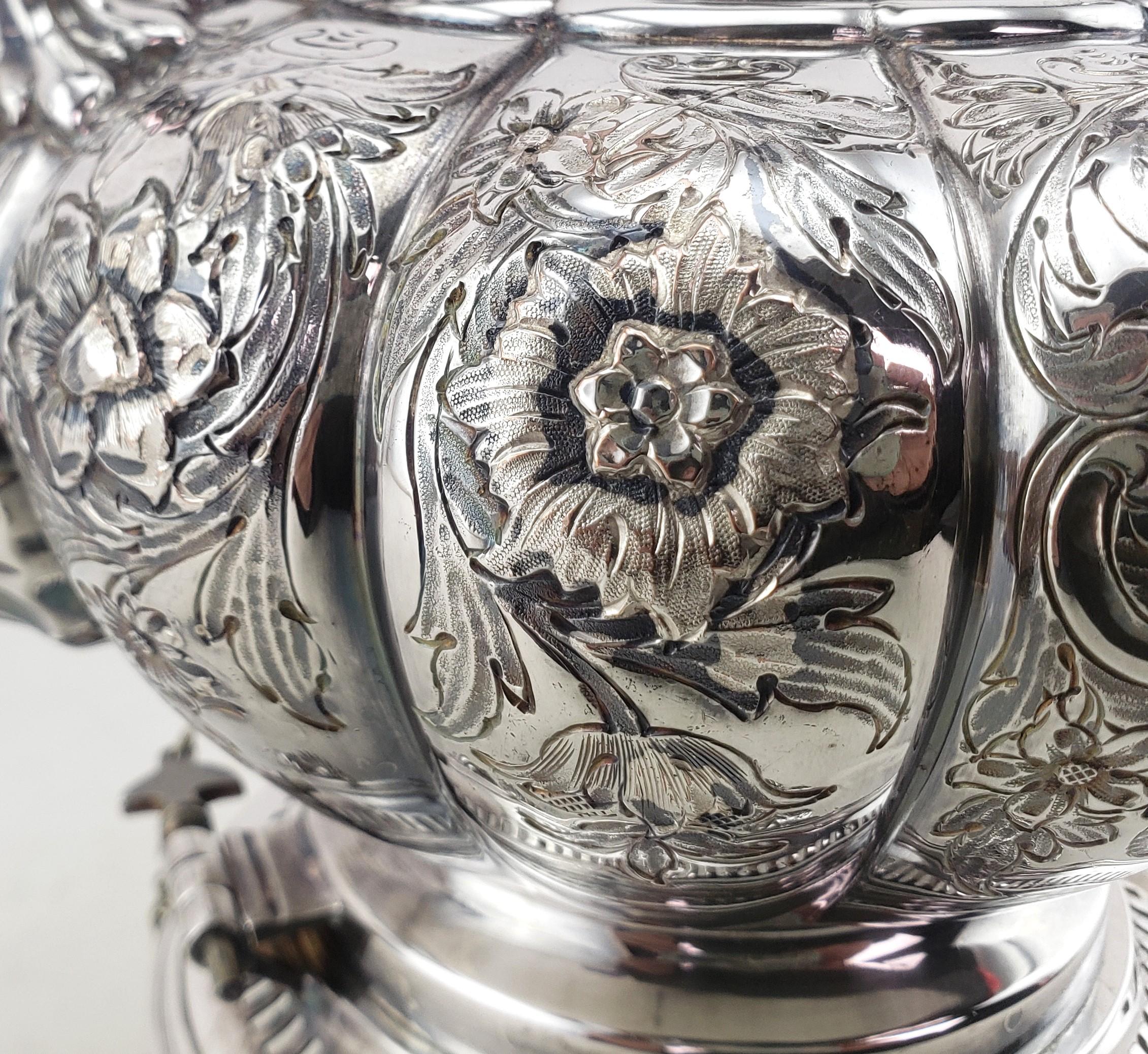 Bouilloire anglaise ancienne en métal argenté avec motif floral ciselé en vente 2