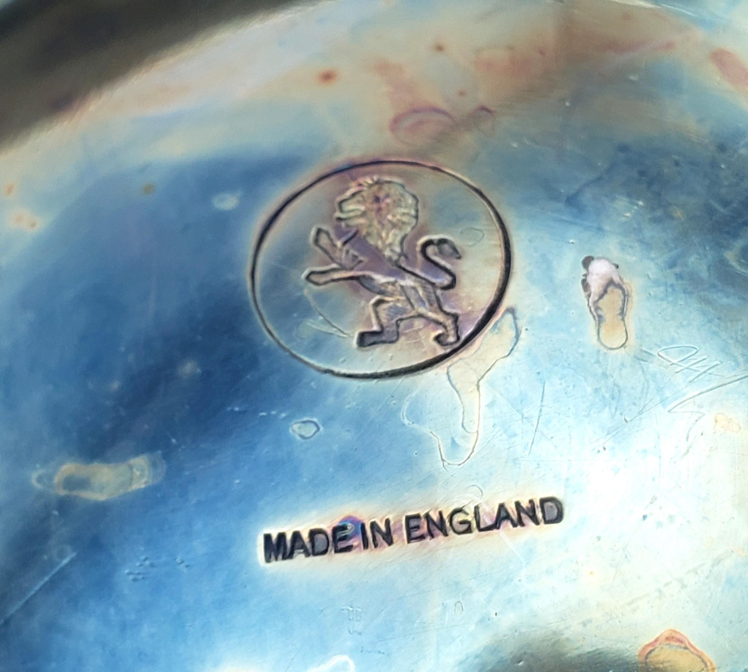 Bouilloire anglaise ancienne en métal argenté avec motif floral ciselé en vente 6