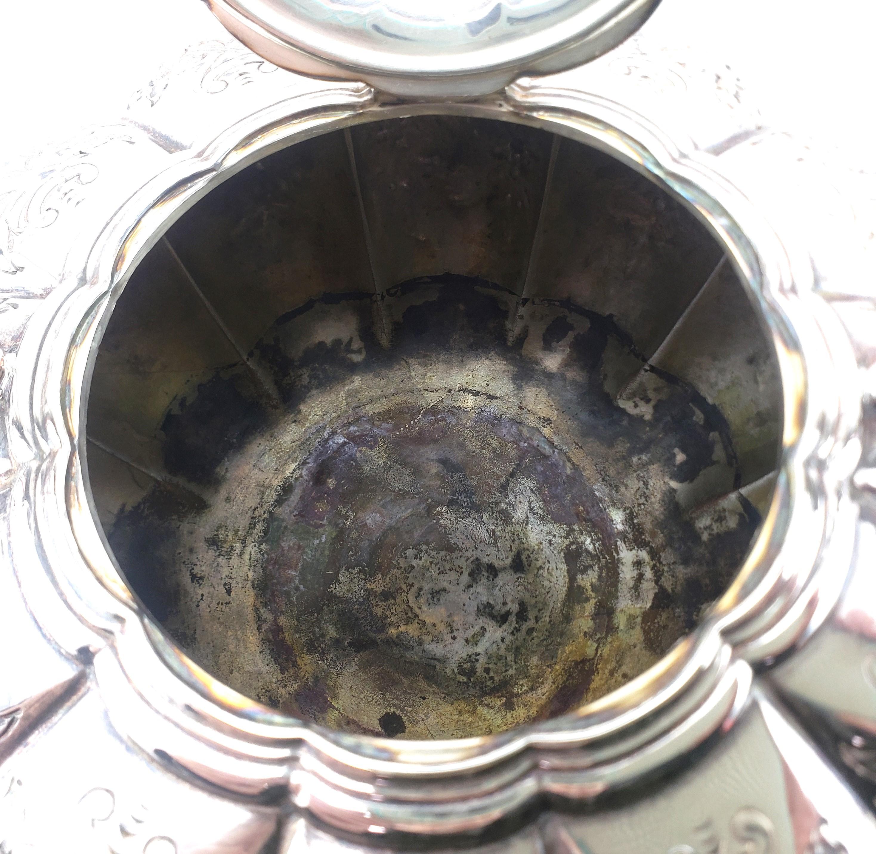Bouilloire anglaise ancienne en métal argenté avec motif floral ciselé en vente 7