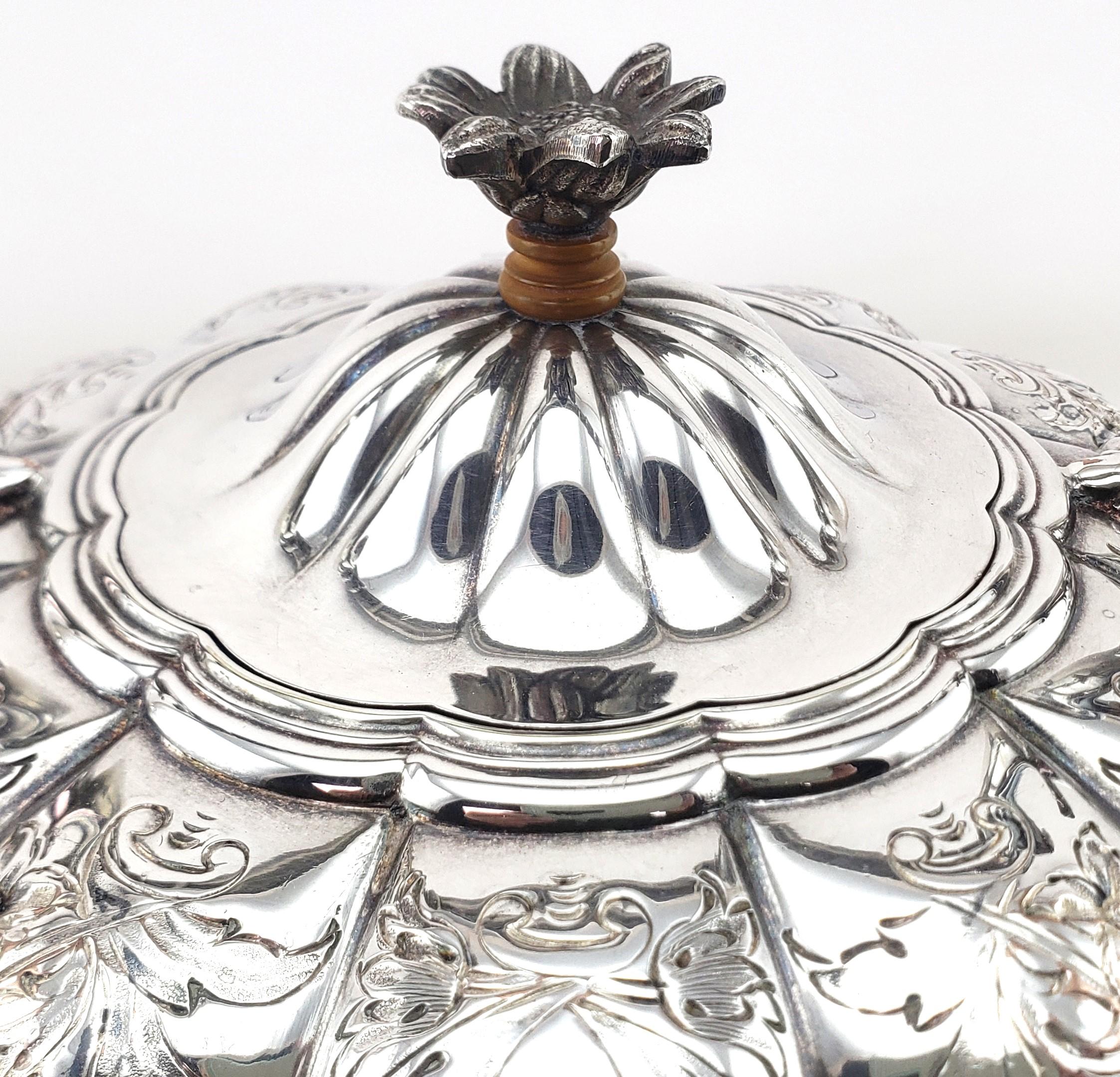 Plaqué argent Bouilloire anglaise ancienne en métal argenté avec motif floral ciselé en vente