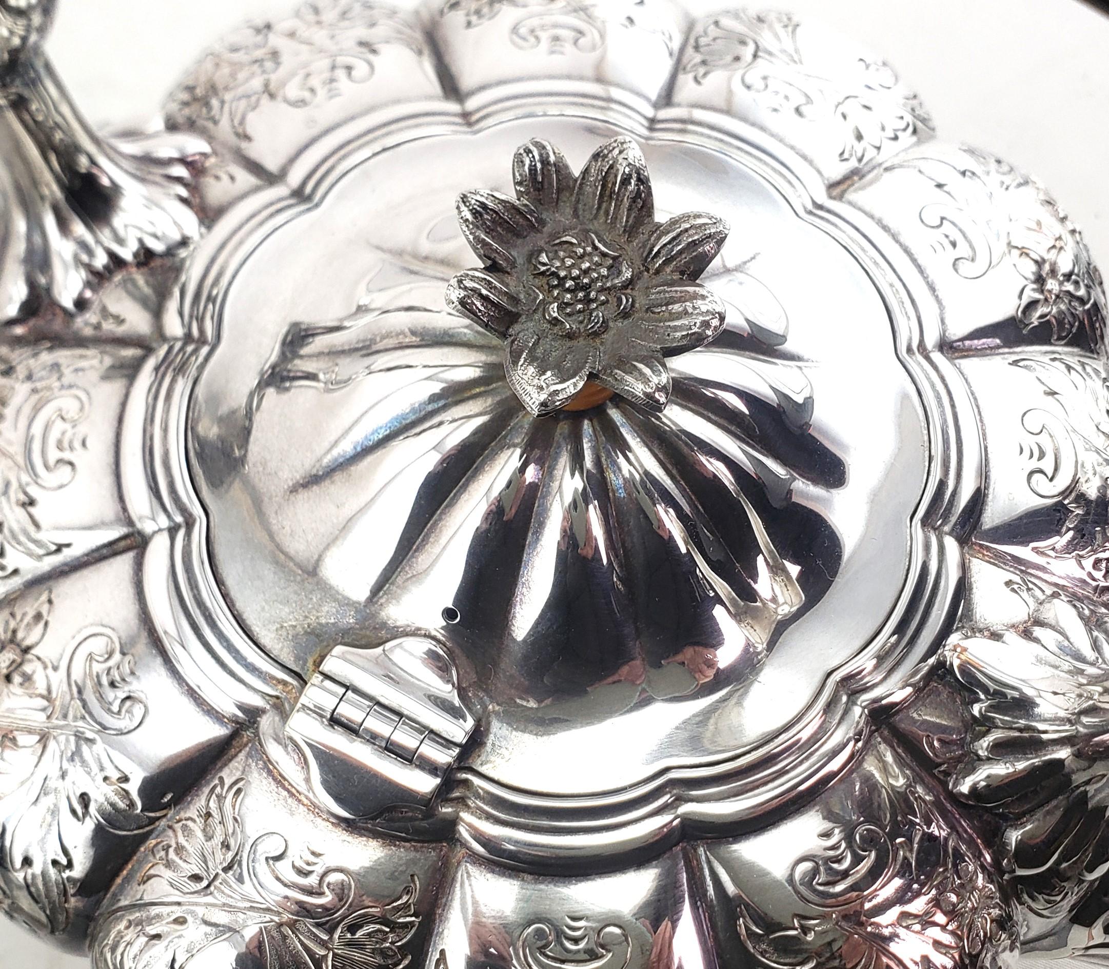 Bouilloire anglaise ancienne en métal argenté avec motif floral ciselé en vente 1