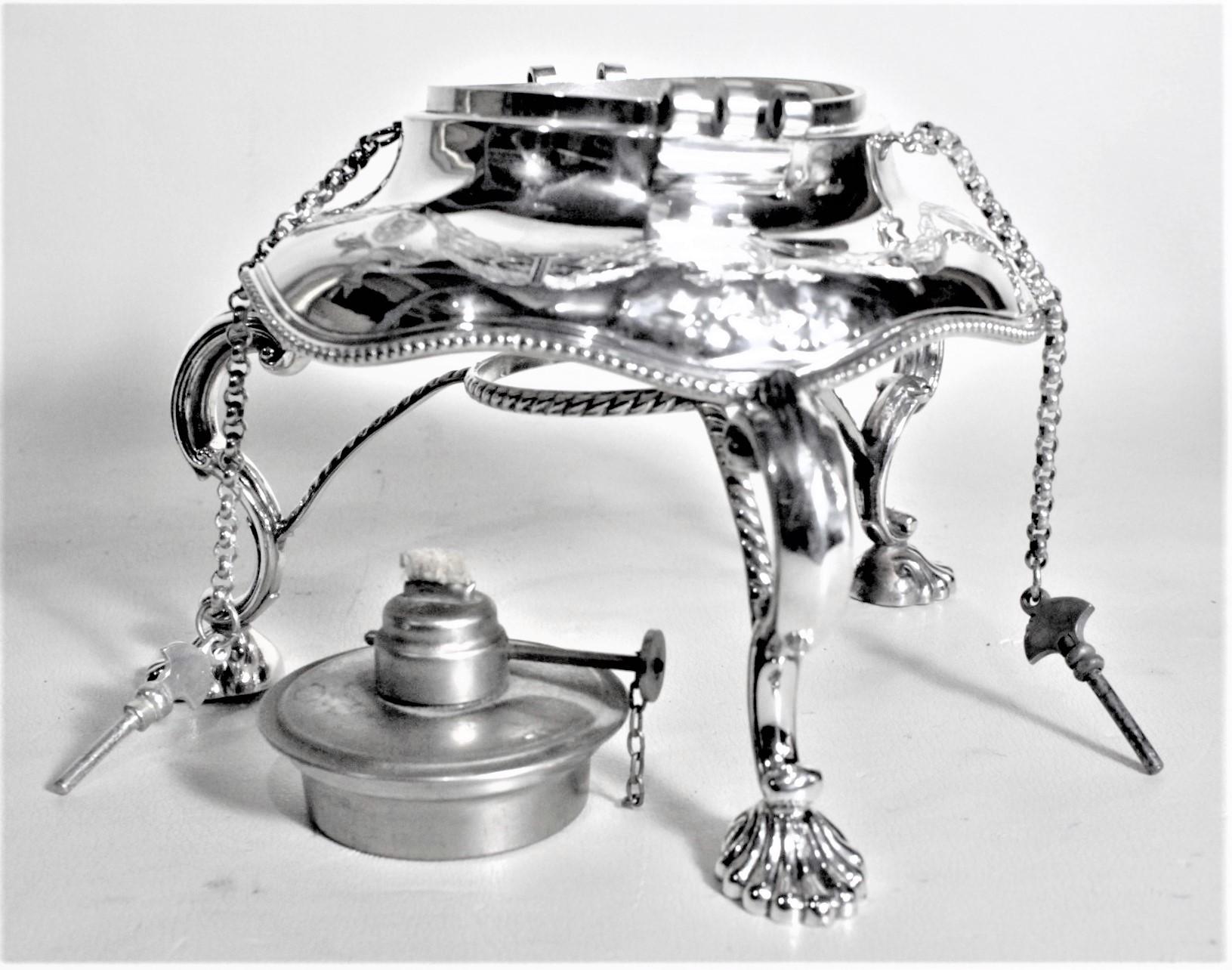 Édouardien Théière ou bouilloire anglaise ancienne en métal argenté Tipping avec plateau et support Helmut en vente