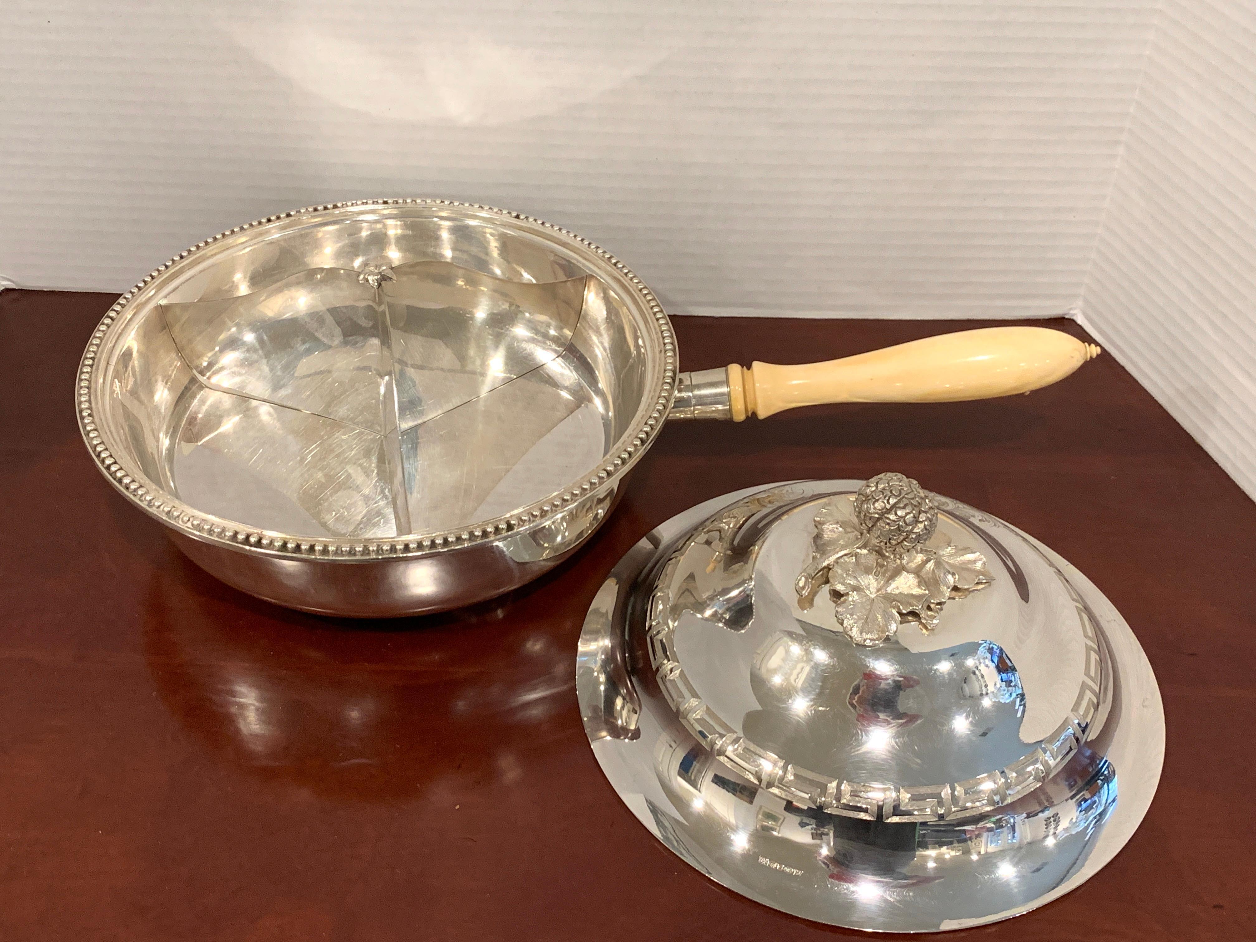 XIXe siècle Ancien plat à soupe anglais en métal argenté Warming de Henry Wilkinson & Co. en vente