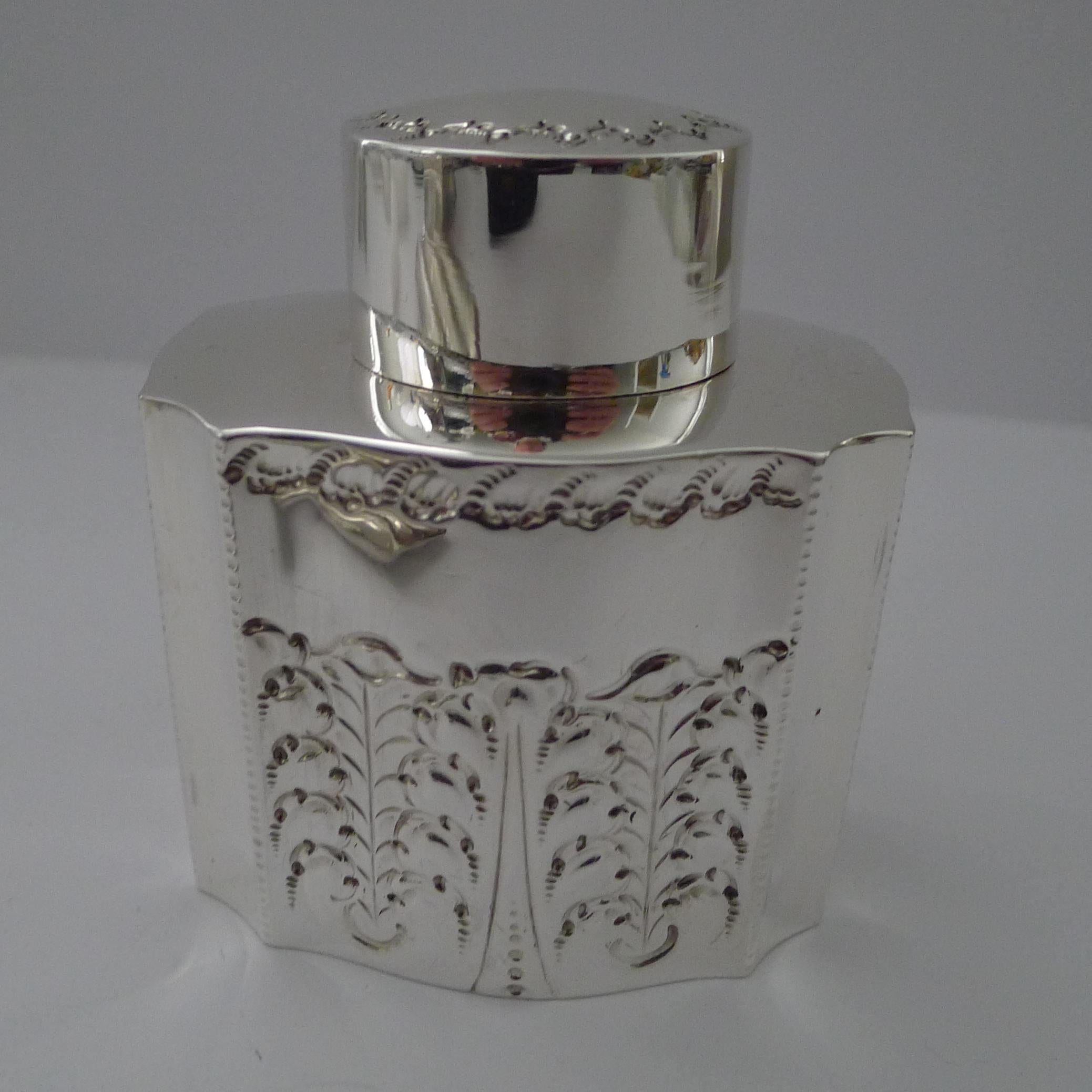 Preciosa tetera victoriana de plata maciza/de ley con decoración repujada en el cuerpo y la tapa.

La caja de té tiene el sello de los famosos plateros Atkin Brothers (Henry Atkin) y fue acuñada en Sheffield en 1893.

En excelente estado, mide 2
