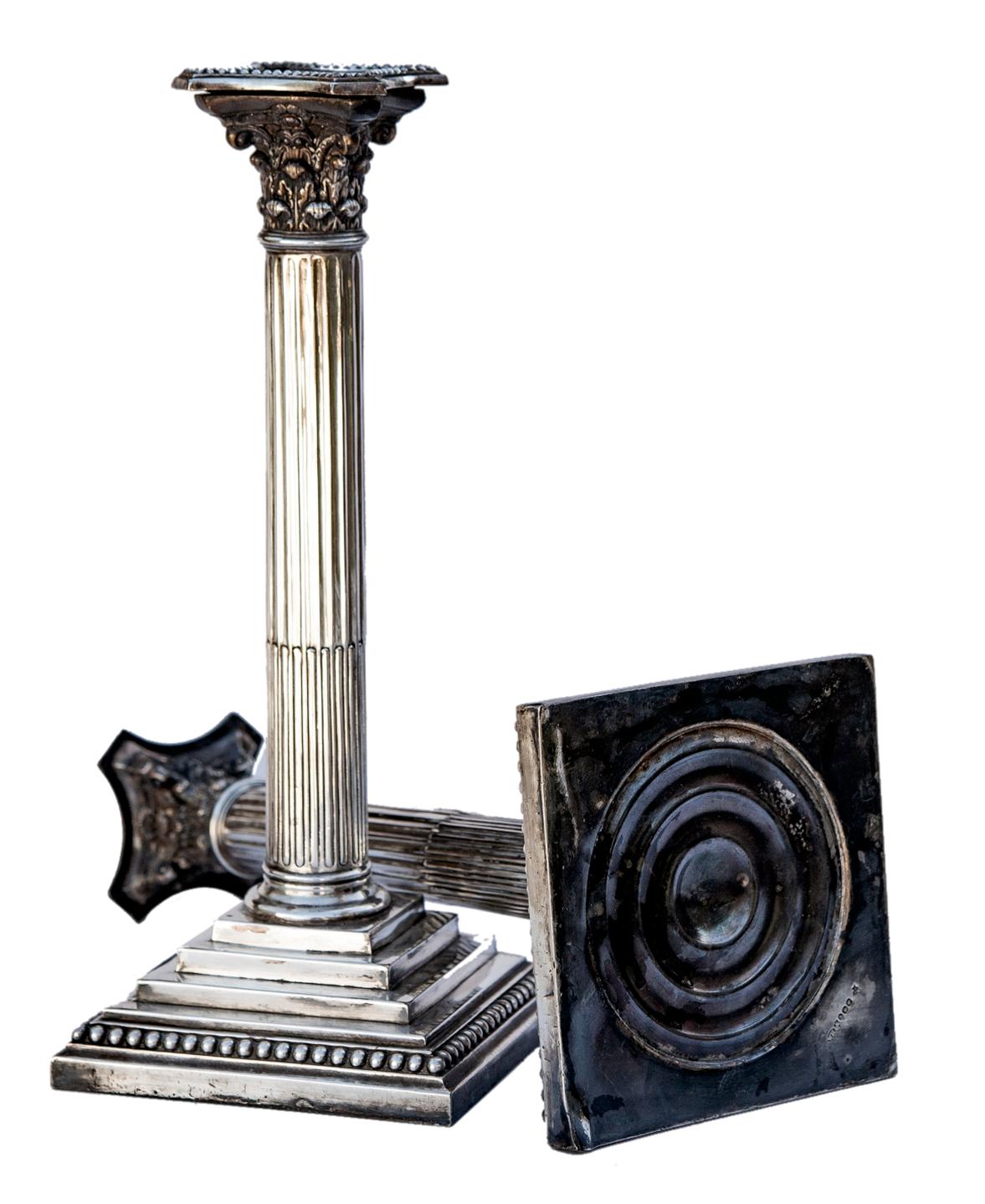 Antike englische Kerzenständer aus Silberblech; ein Paar im Angebot 1