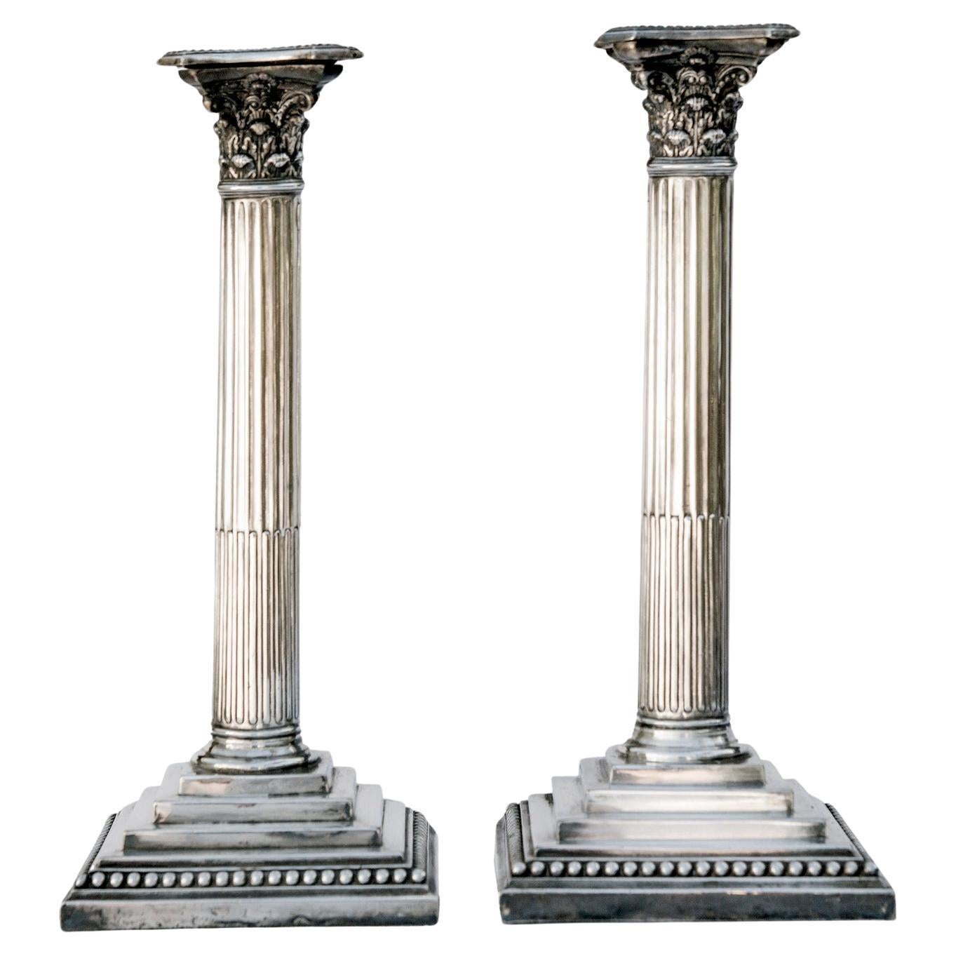 Antiguos candelabros ingleses de plata; un par