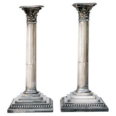 Antike englische Kerzenständer aus Silberblech; ein Paar