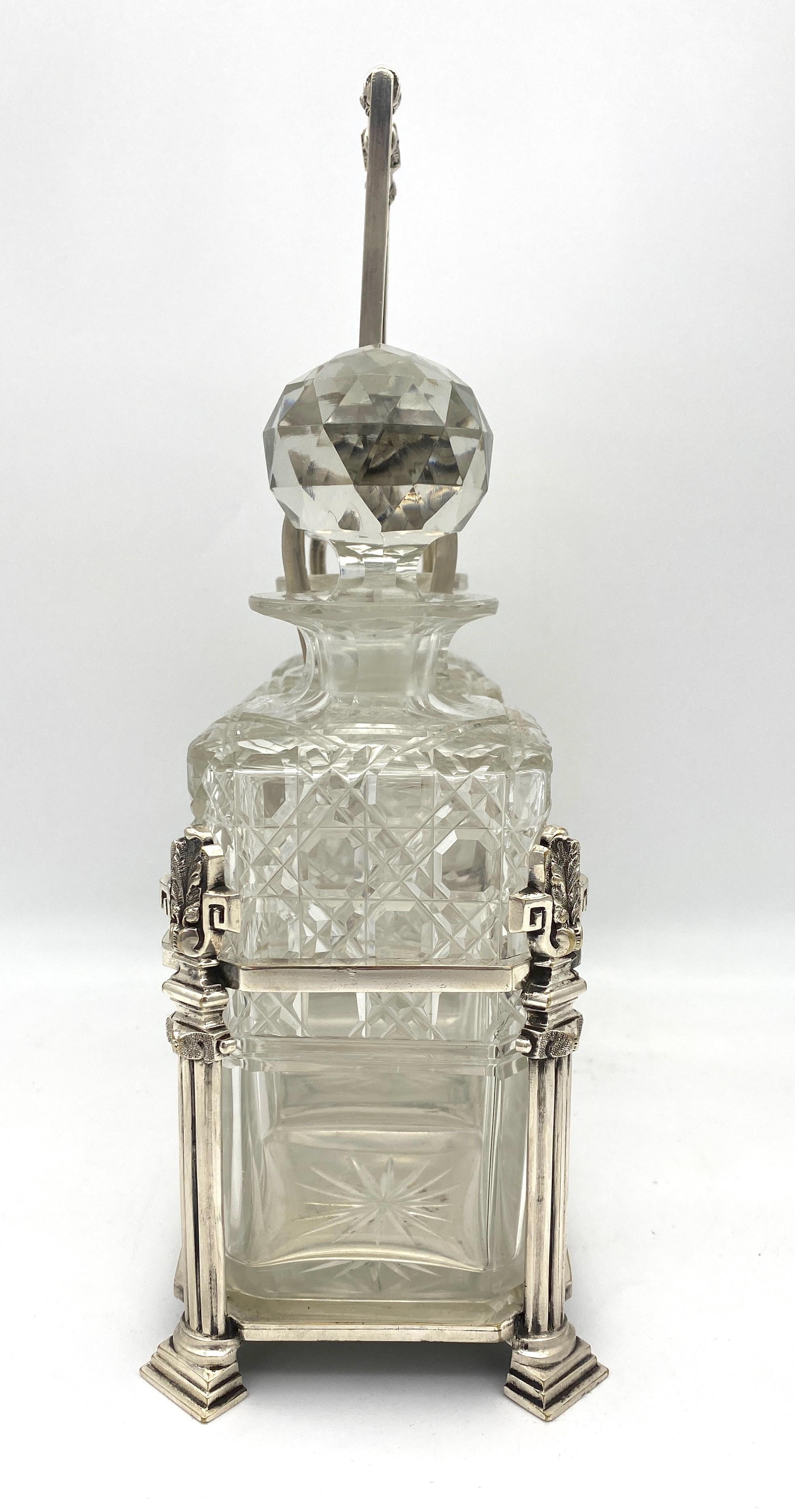 Gravé Ancienne carafe néoclassique anglaise argentée en verre taillé à trois coupes   en vente