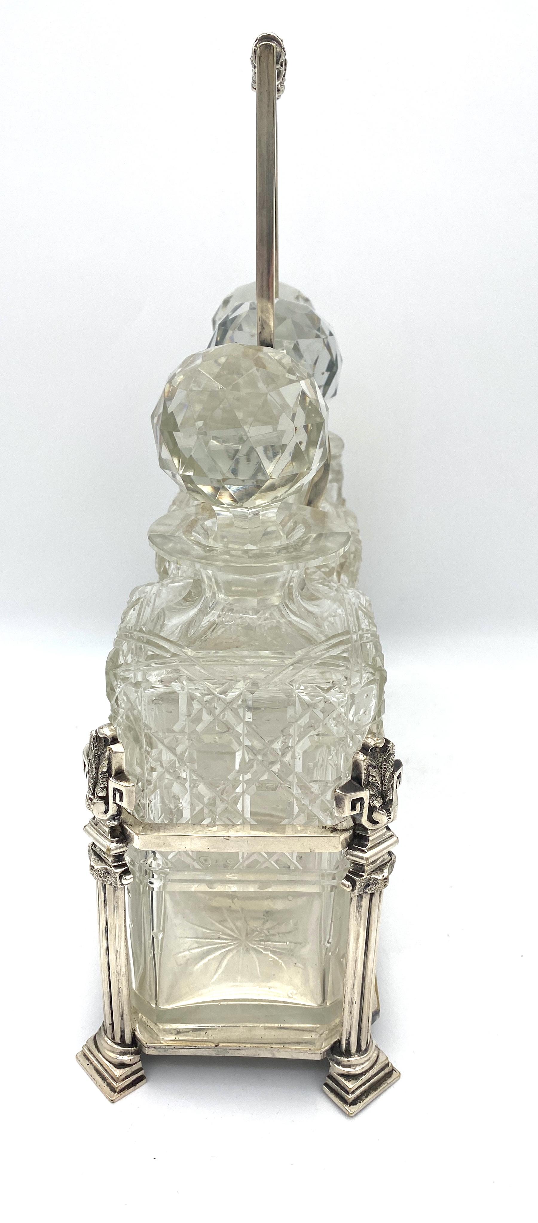 20ième siècle Ancienne carafe néoclassique anglaise argentée en verre taillé à trois coupes   en vente