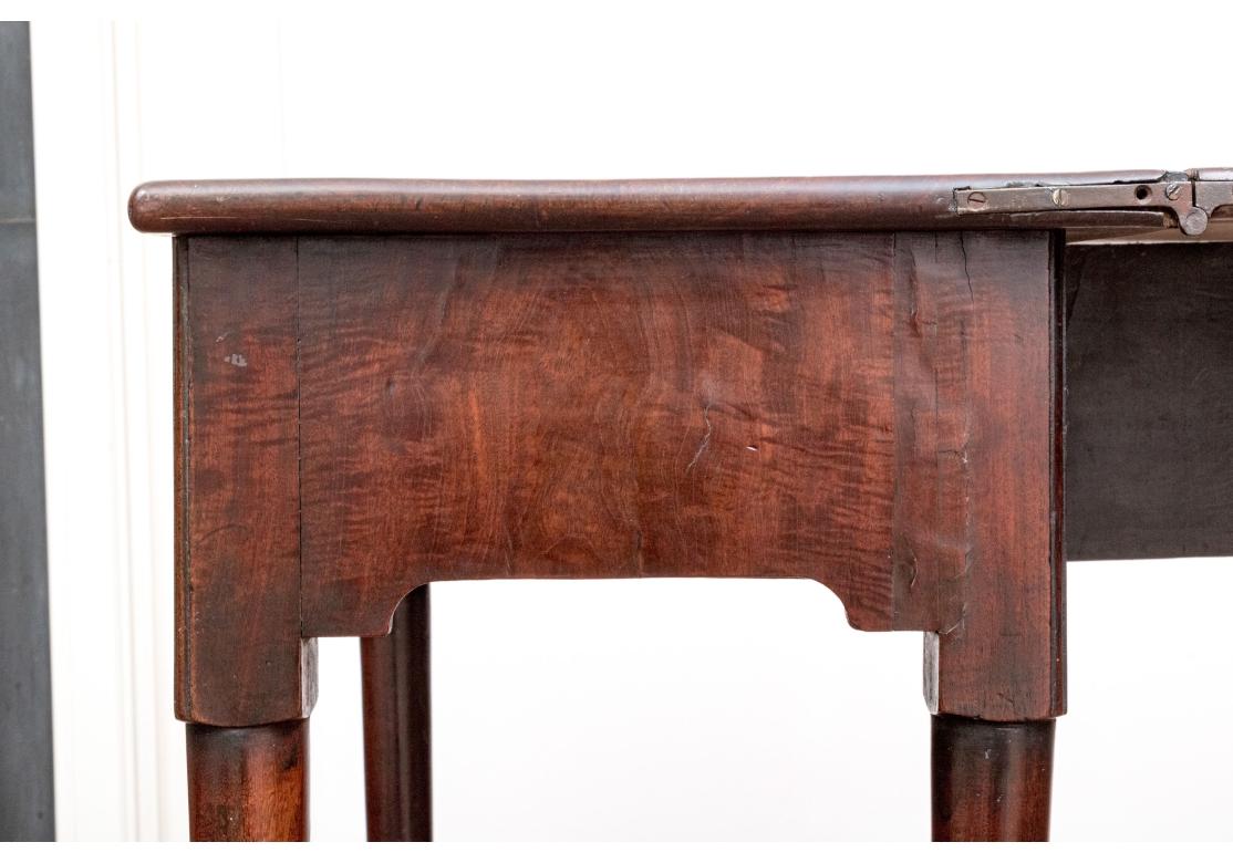 Queen Anne Ancienne table anglaise à pieds de porte à feuilles tombantes en vente