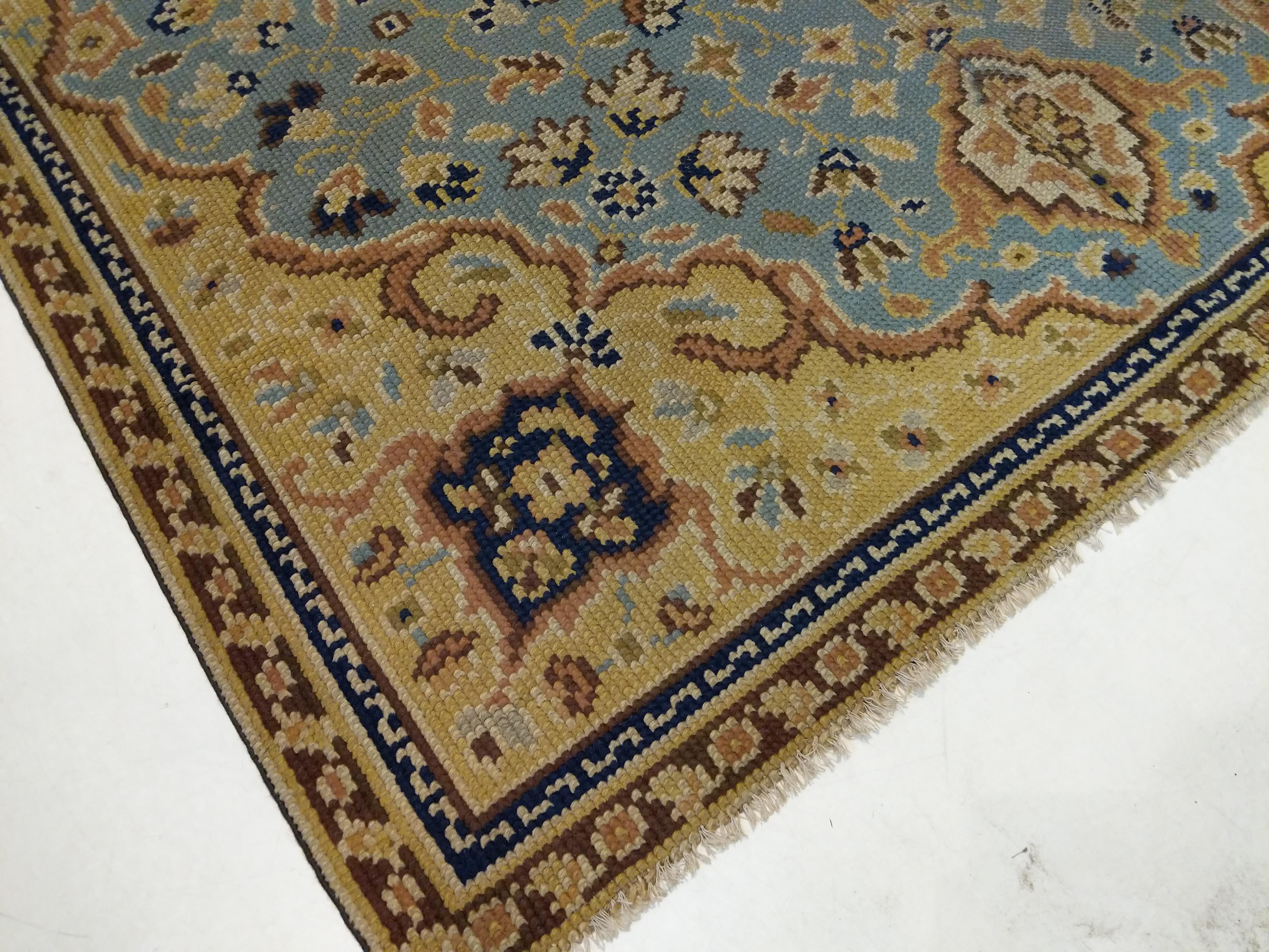 Antiker englischer himmelblauer orientalistischer Teppich (Belle Époque) im Angebot