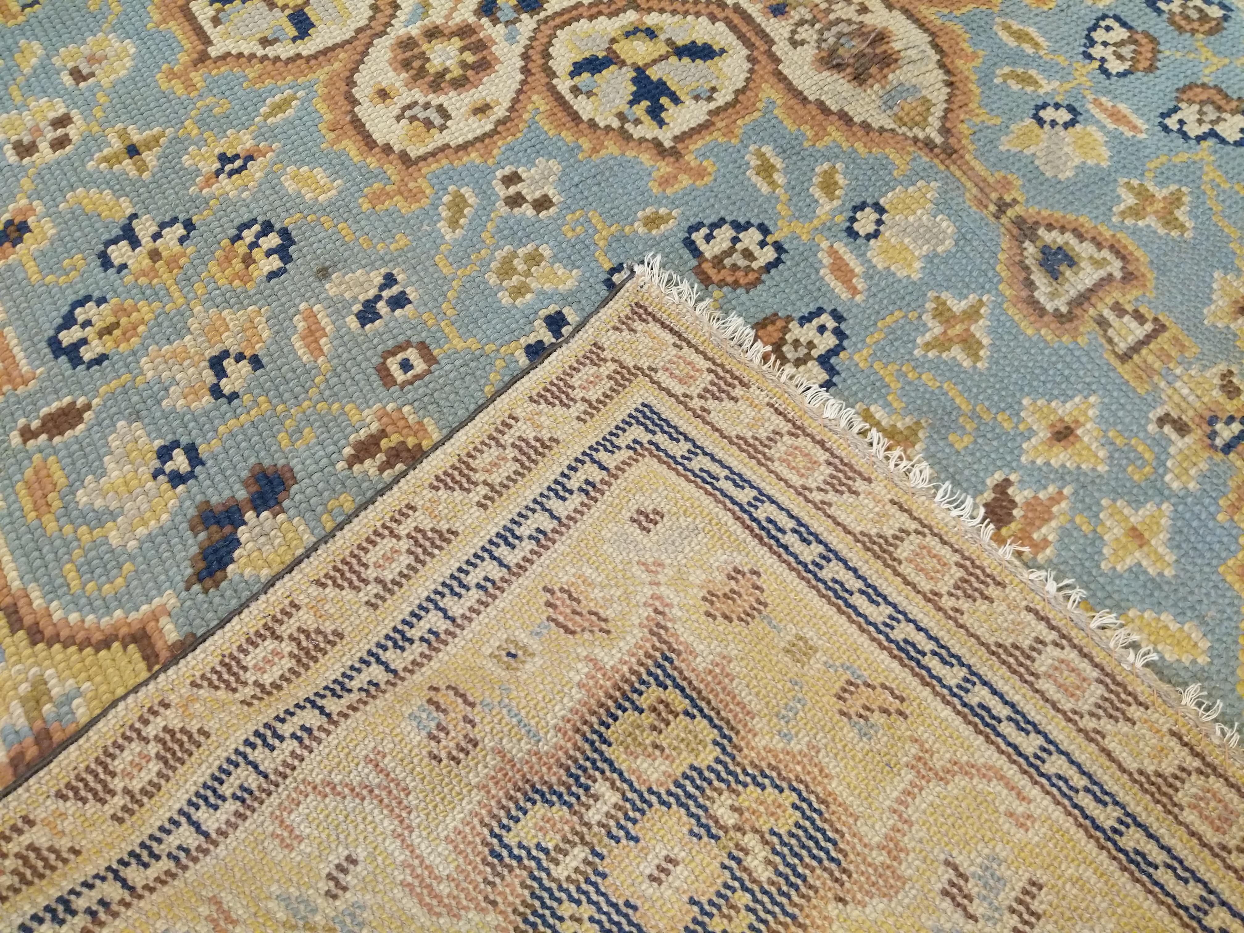 Antiker englischer himmelblauer orientalistischer Teppich (Englisch) im Angebot