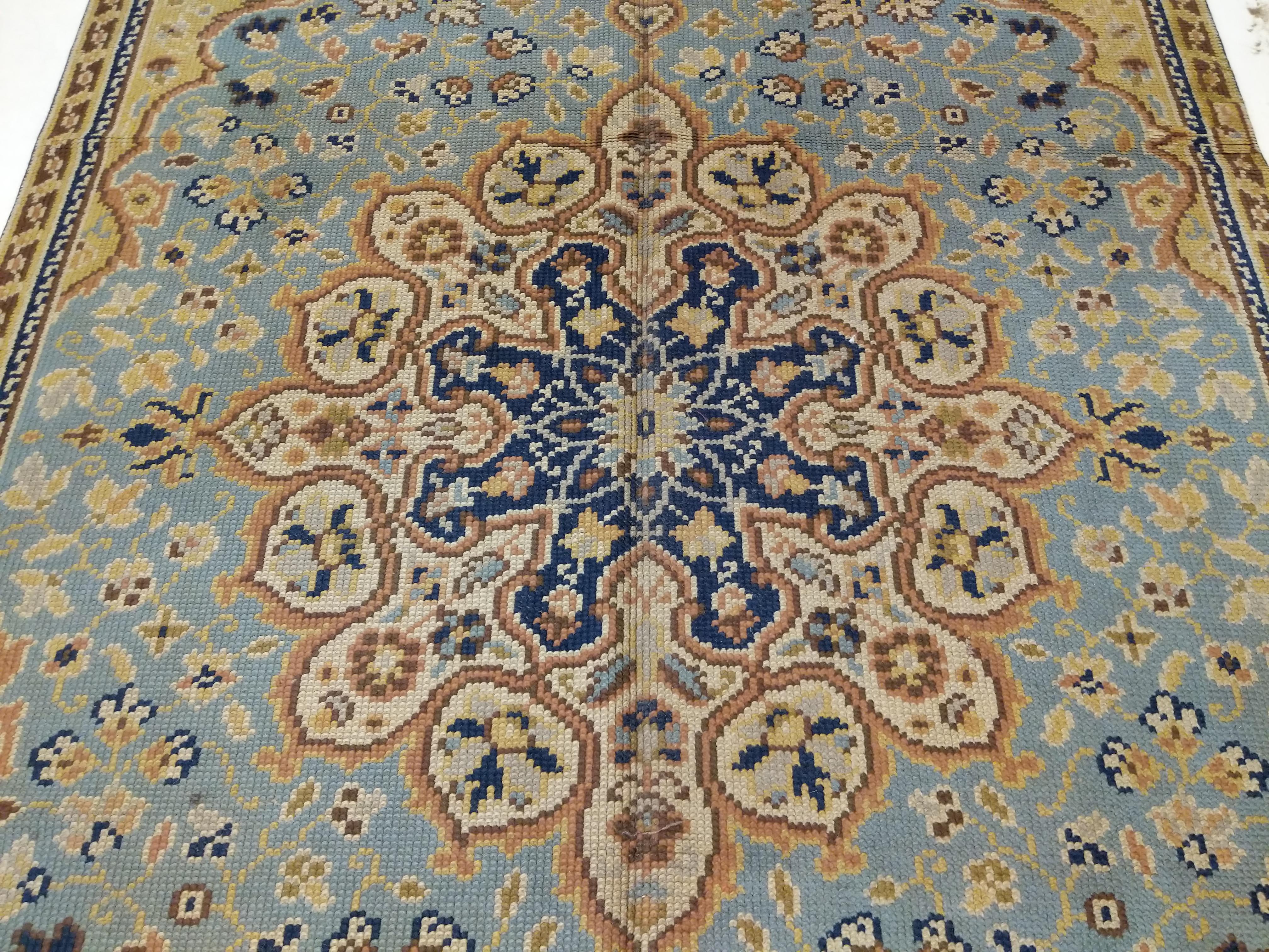 Noué à la main Tapis orientaliste anglais ancien bleu ciel en vente