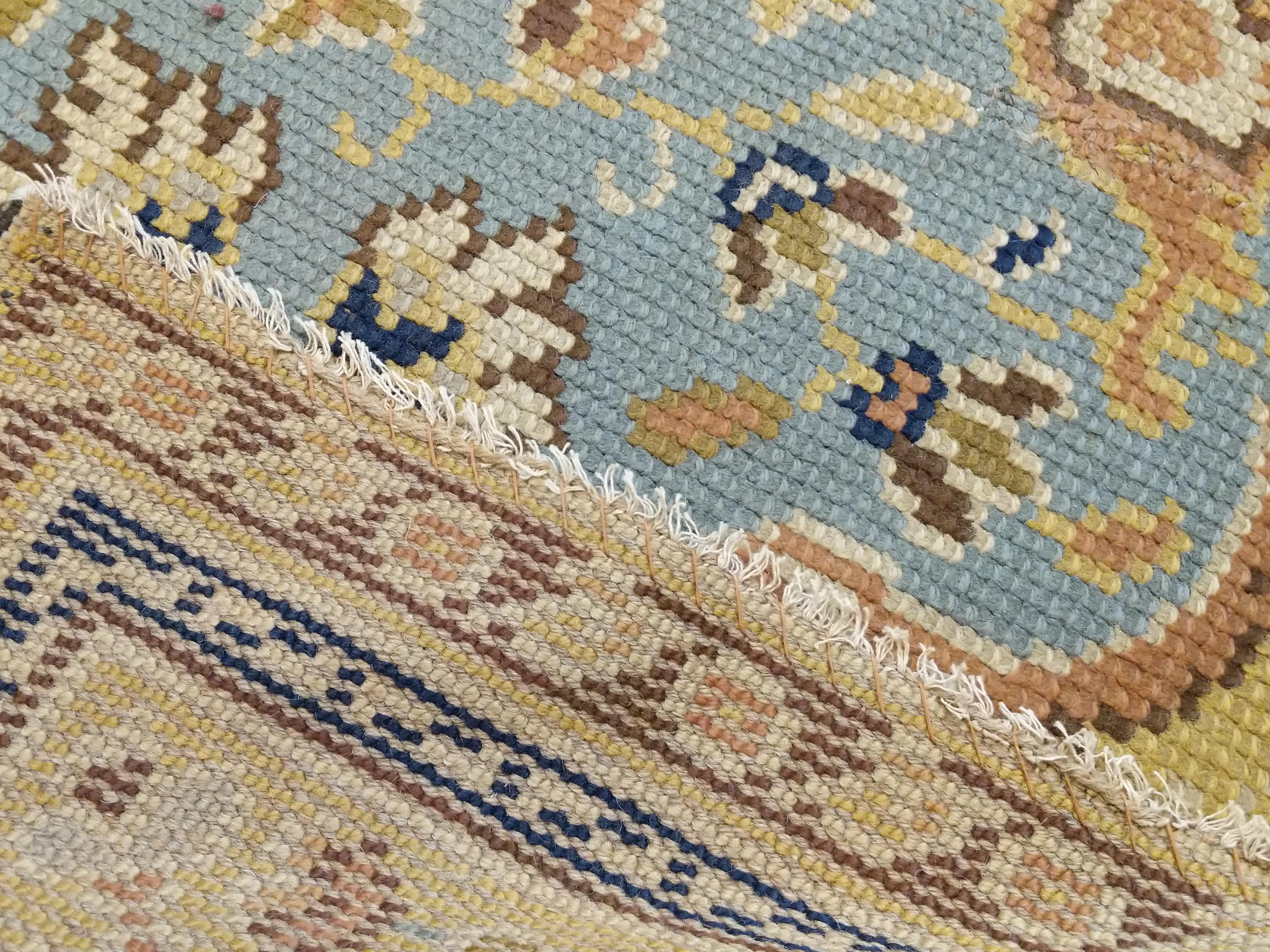 Antiker englischer himmelblauer orientalistischer Teppich (20. Jahrhundert) im Angebot