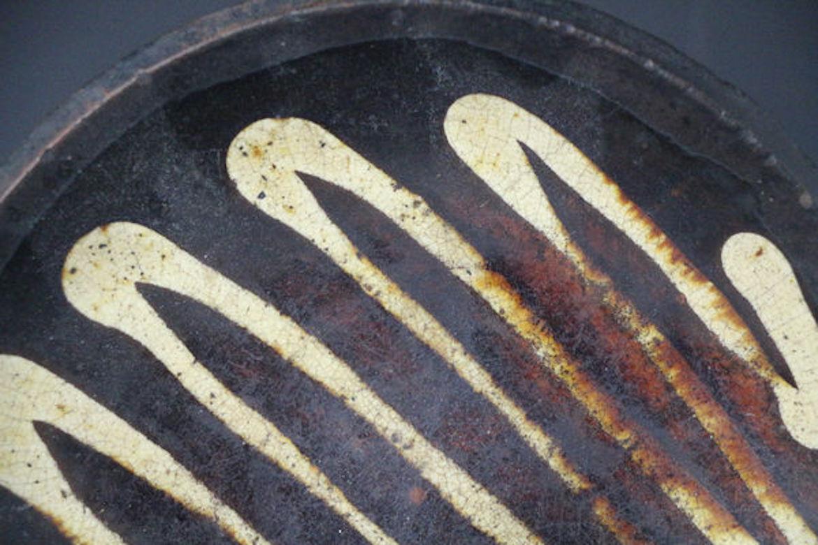 Antique English Slipware Circular Dish, Late 18th Century In Good Condition For Sale In Woodstock, OXFORDSHIRE