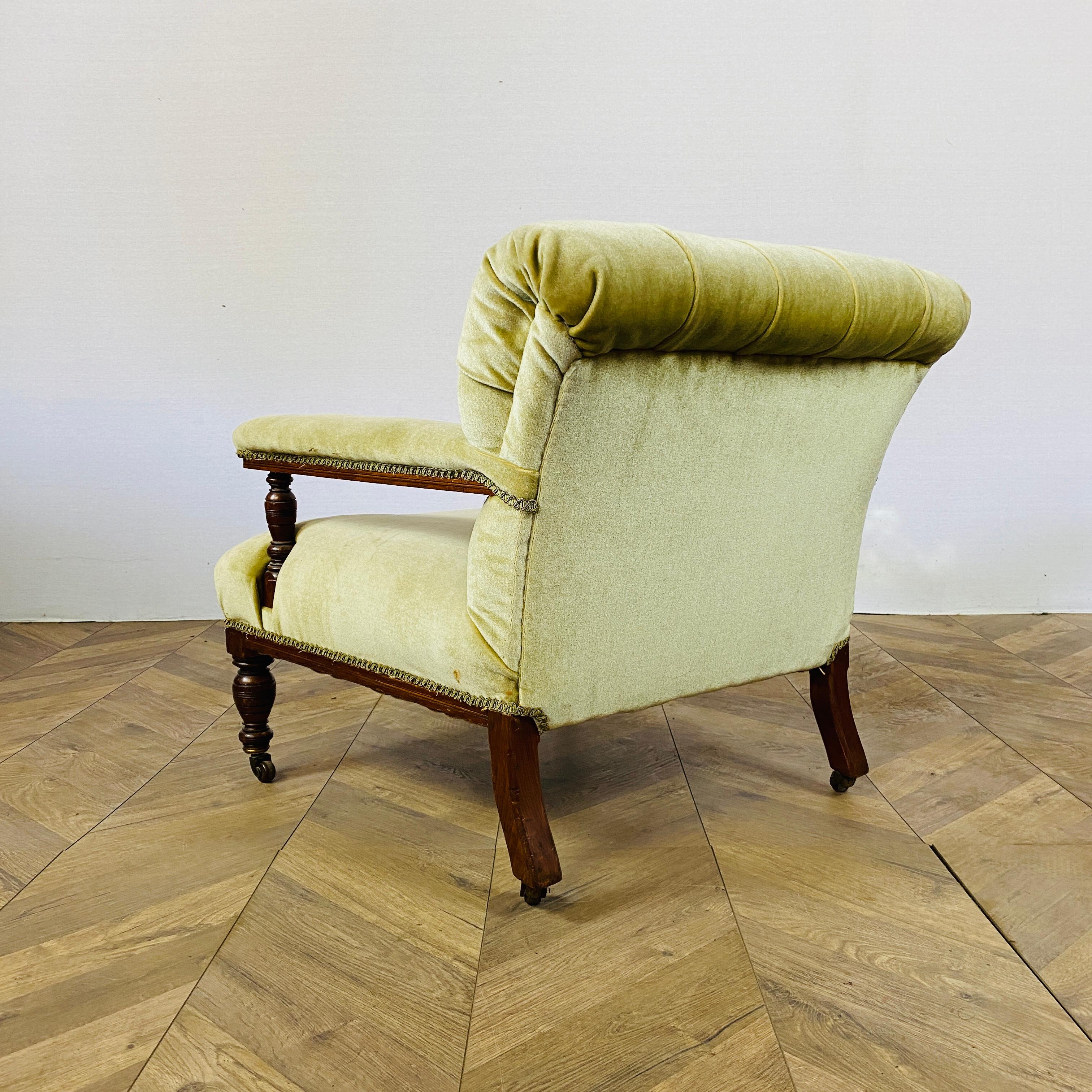 Antique English Small Button-Back Open Armchair on Brass Castors, 1890s In Good Condition In Ely, GB