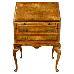 Petit bureau anglais ancien de style Queen Anne en ronce de noyer