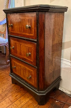 Antique English Small Size Chest of Drawers in Patinated Oak, Circa 1850-1870.