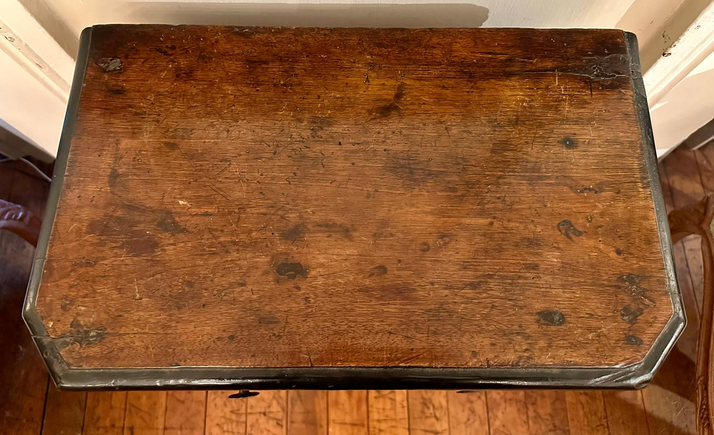 Antico comò inglese di piccole dimensioni in Oak patinato, CIRCA 1850-1870. In condizioni buone in vendita a New Orleans, LA