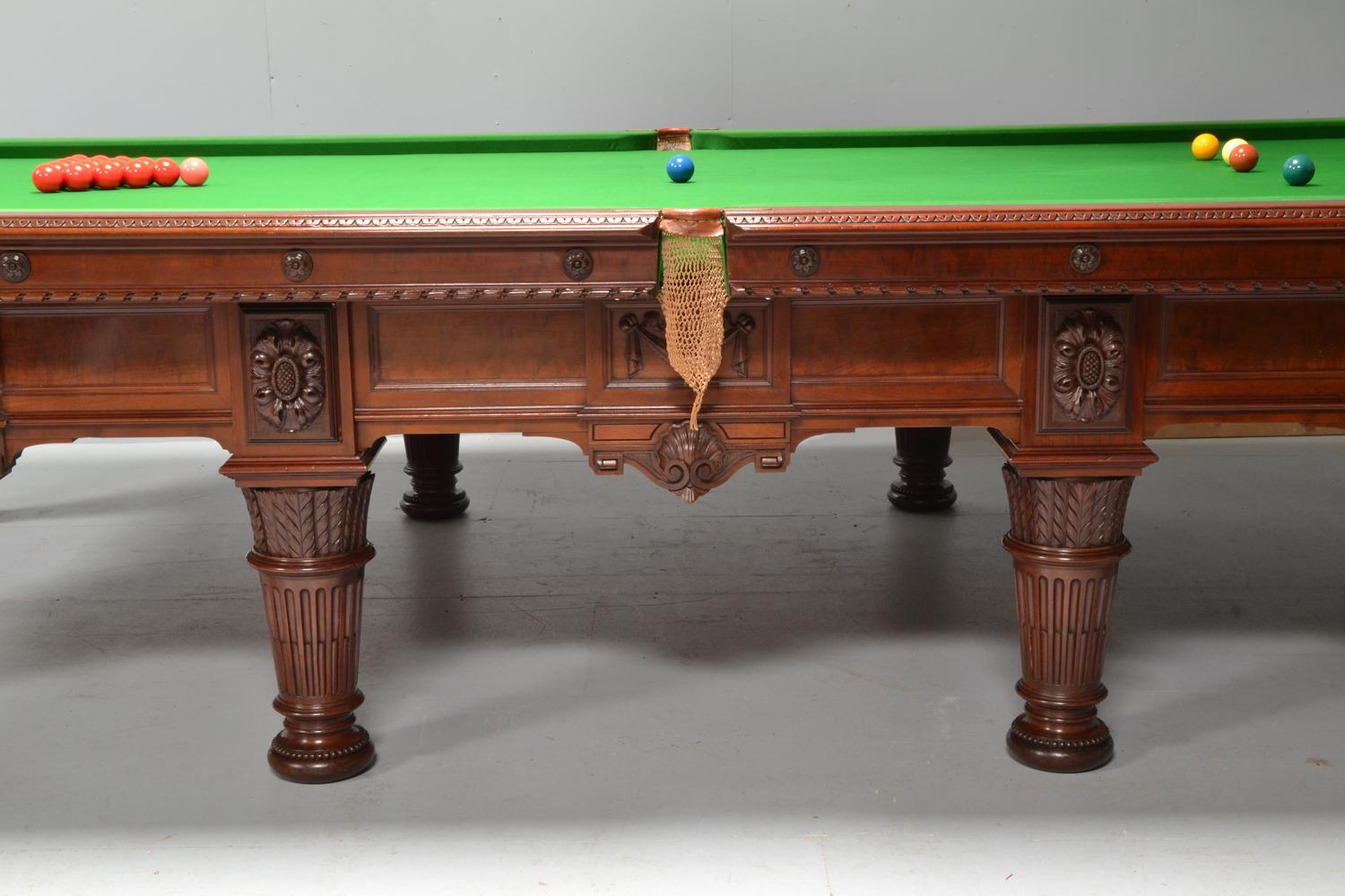 Victorien tardif Ancienne table de snooker ou billard anglaise en acajou sculpté décoratif en vente