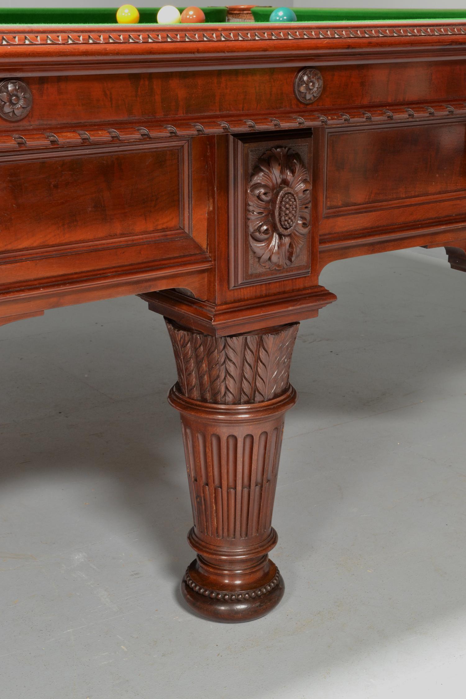 Fin du XIXe siècle Ancienne table de snooker ou billard anglaise en acajou sculpté décoratif en vente