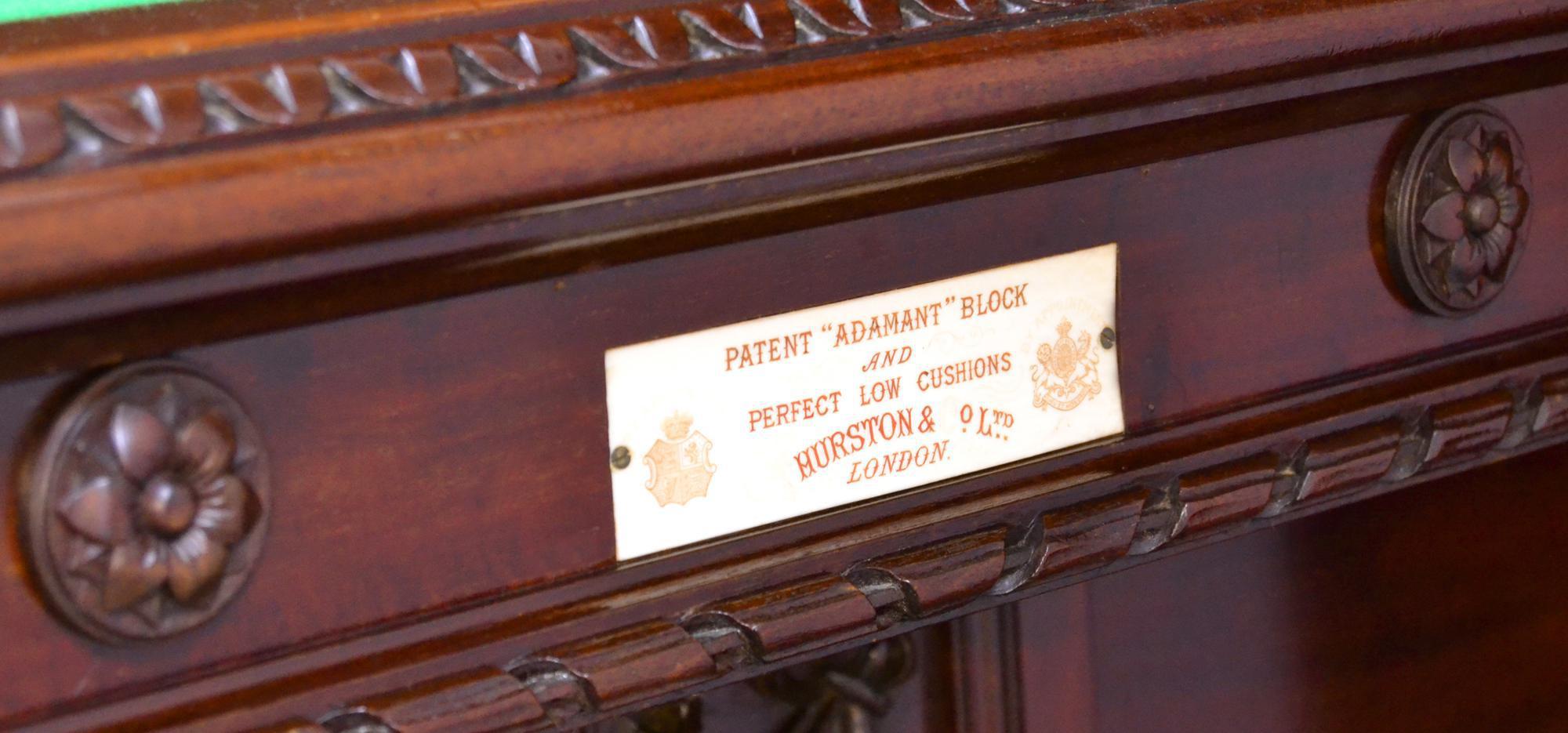 Acajou Ancienne table de snooker ou billard anglaise en acajou sculpté décoratif en vente