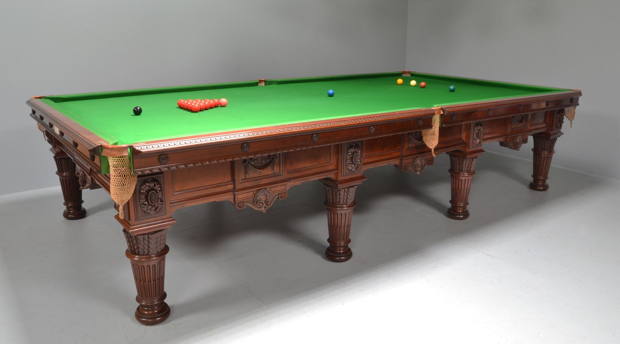 Ancienne table de snooker ou billard anglaise en acajou sculpté décoratif en vente 1