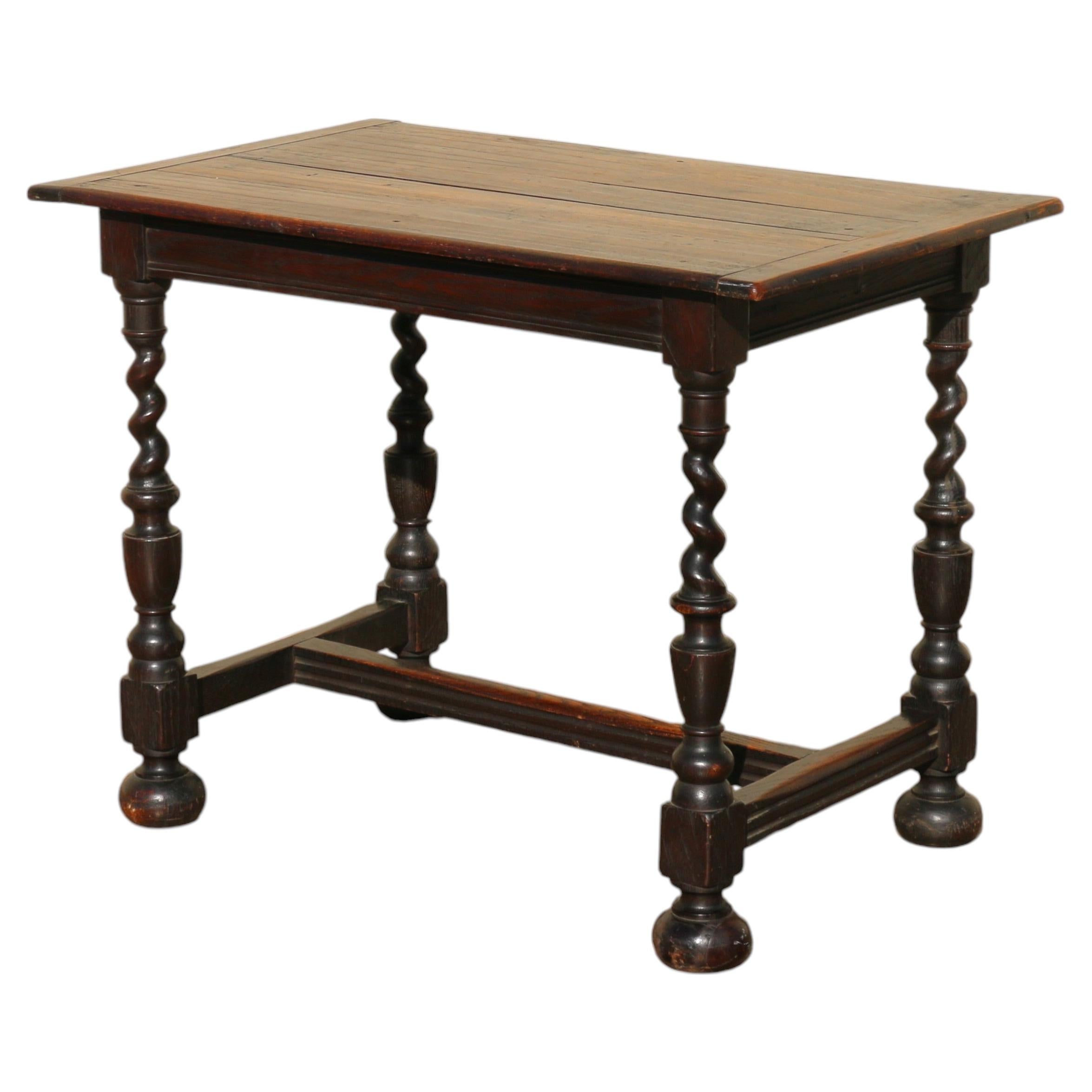 Table d'appoint anglaise ancienne en chêne massif, avec pieds « Barley Twist » Élément décoratif de style néo-jacobéen