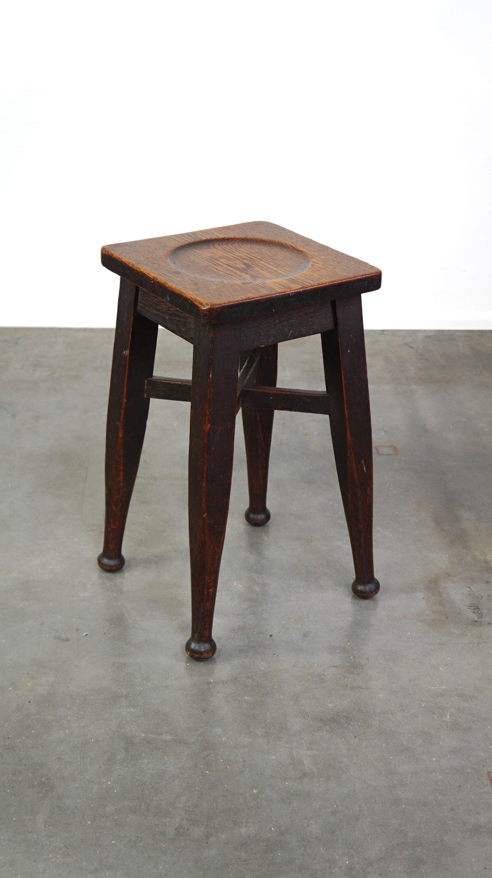 Se ofrece este taburete/taburete antiguo inglés de roble macizo con un toque de estilo art nouveau.

Este taburete/taburete inglés antiguo de roble macizo de Gaskell & Chambers Ltd llama la atención en casi cualquier estilo de interior. Un objeto