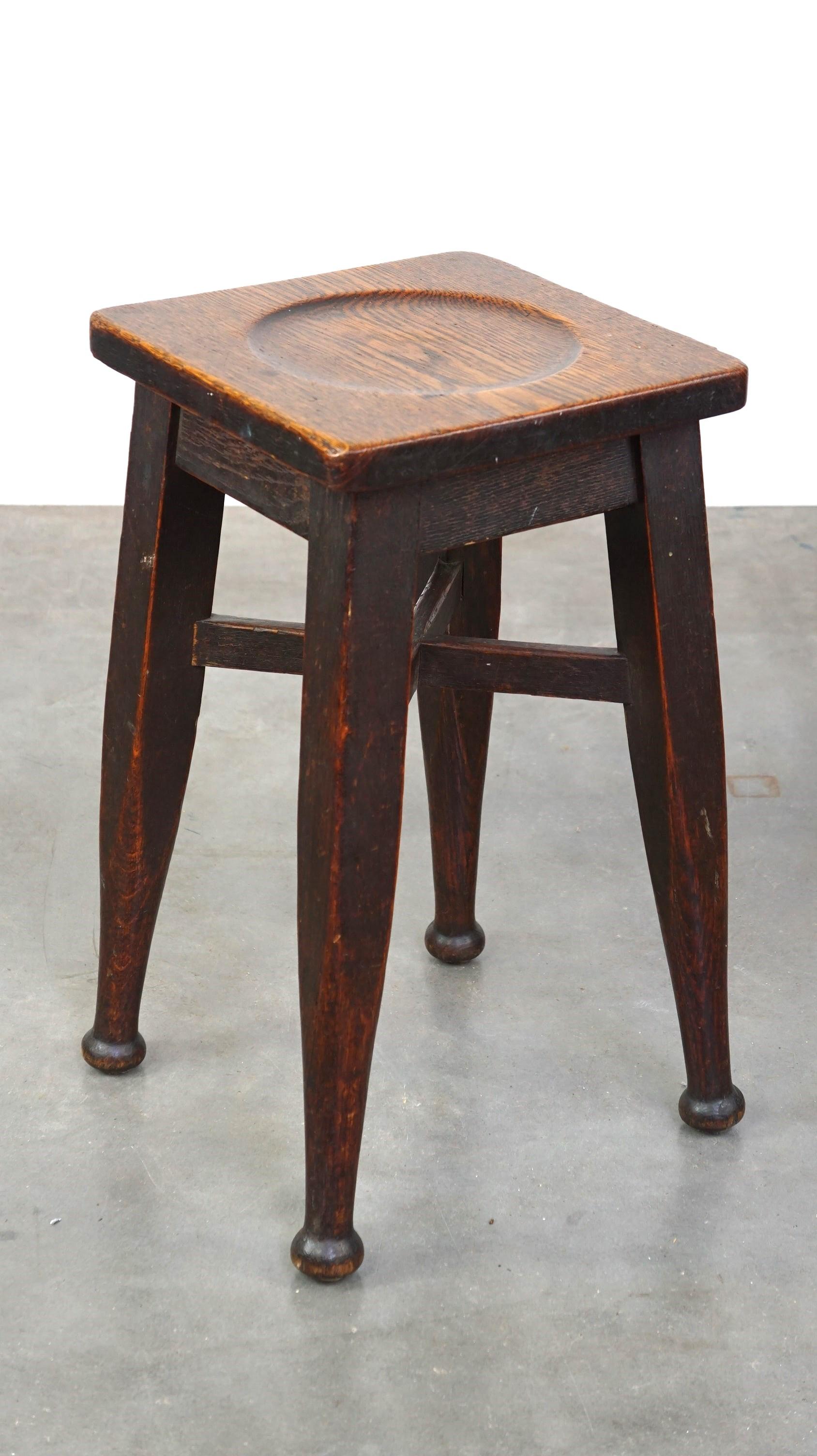 Antiguo taburete inglés de roble macizo con un toque de estilo art nouveau Inglés en venta