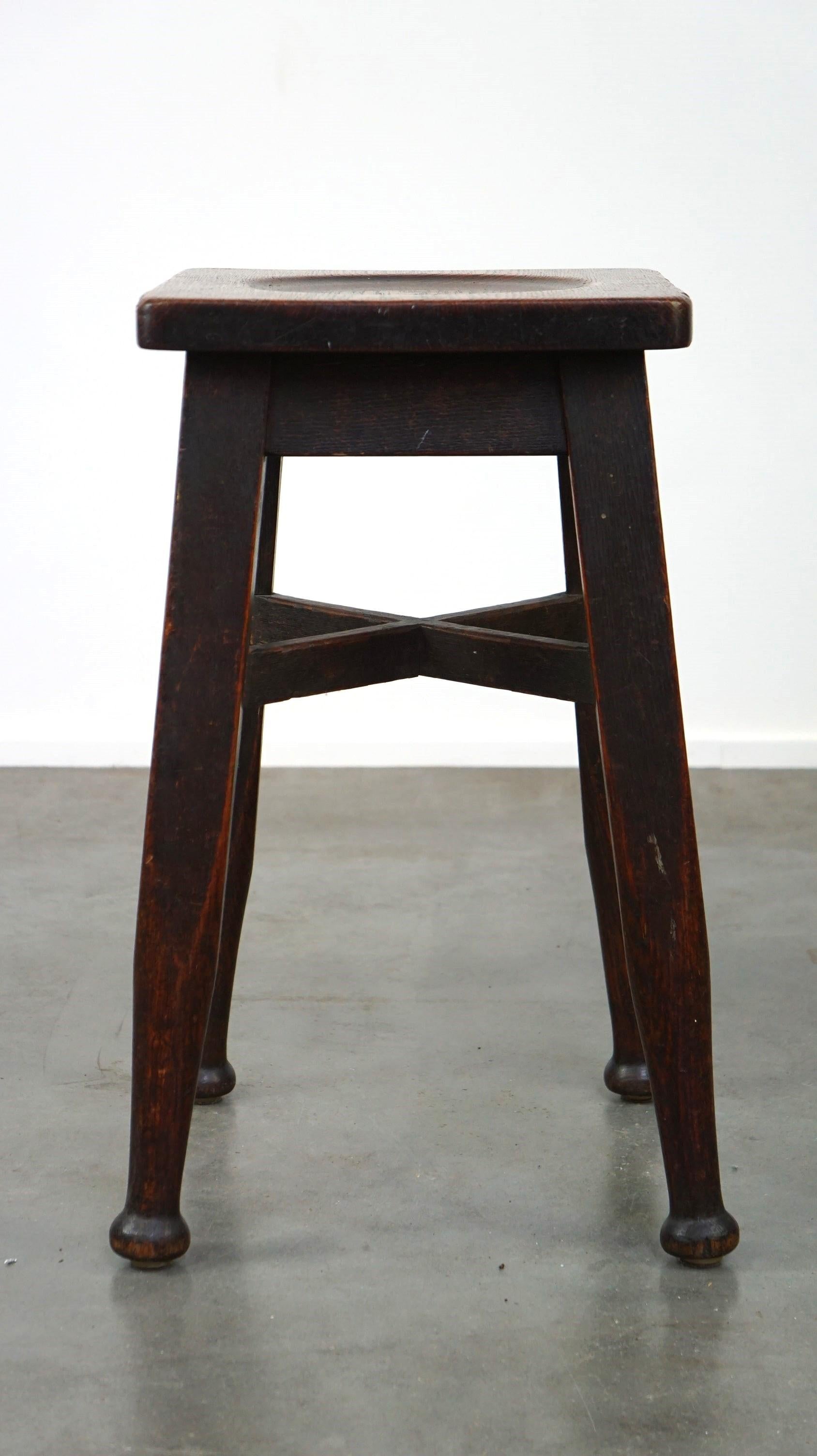 Antiguo taburete inglés de roble macizo con un toque de estilo art nouveau Hecho a mano en venta