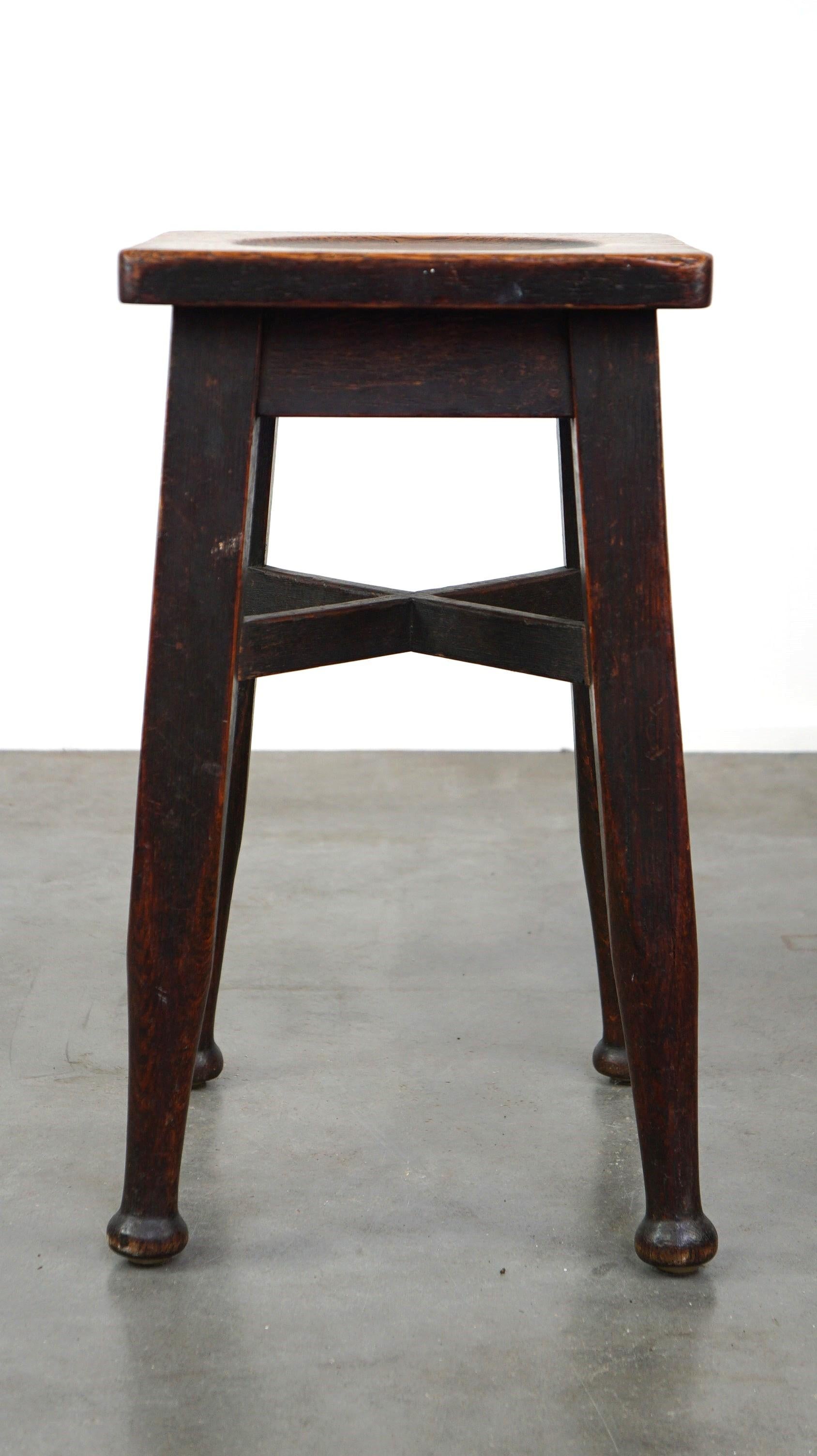Antiguo taburete inglés de roble macizo con un toque de estilo art nouveau en Bastante bueno estado para la venta en Harderwijk, NL