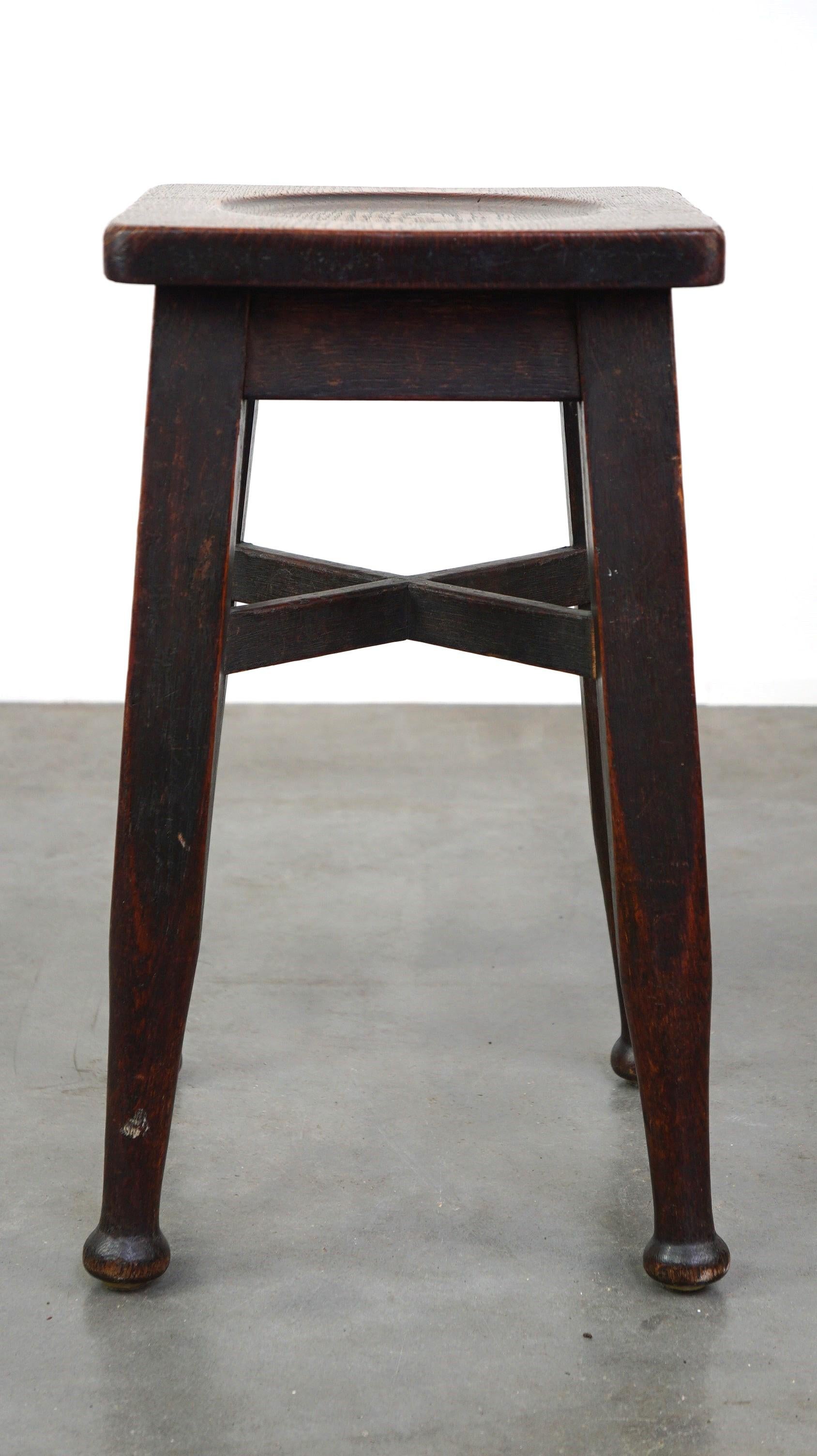 Antiguo taburete inglés de roble macizo con un toque de estilo art nouveau siglo XIX en venta