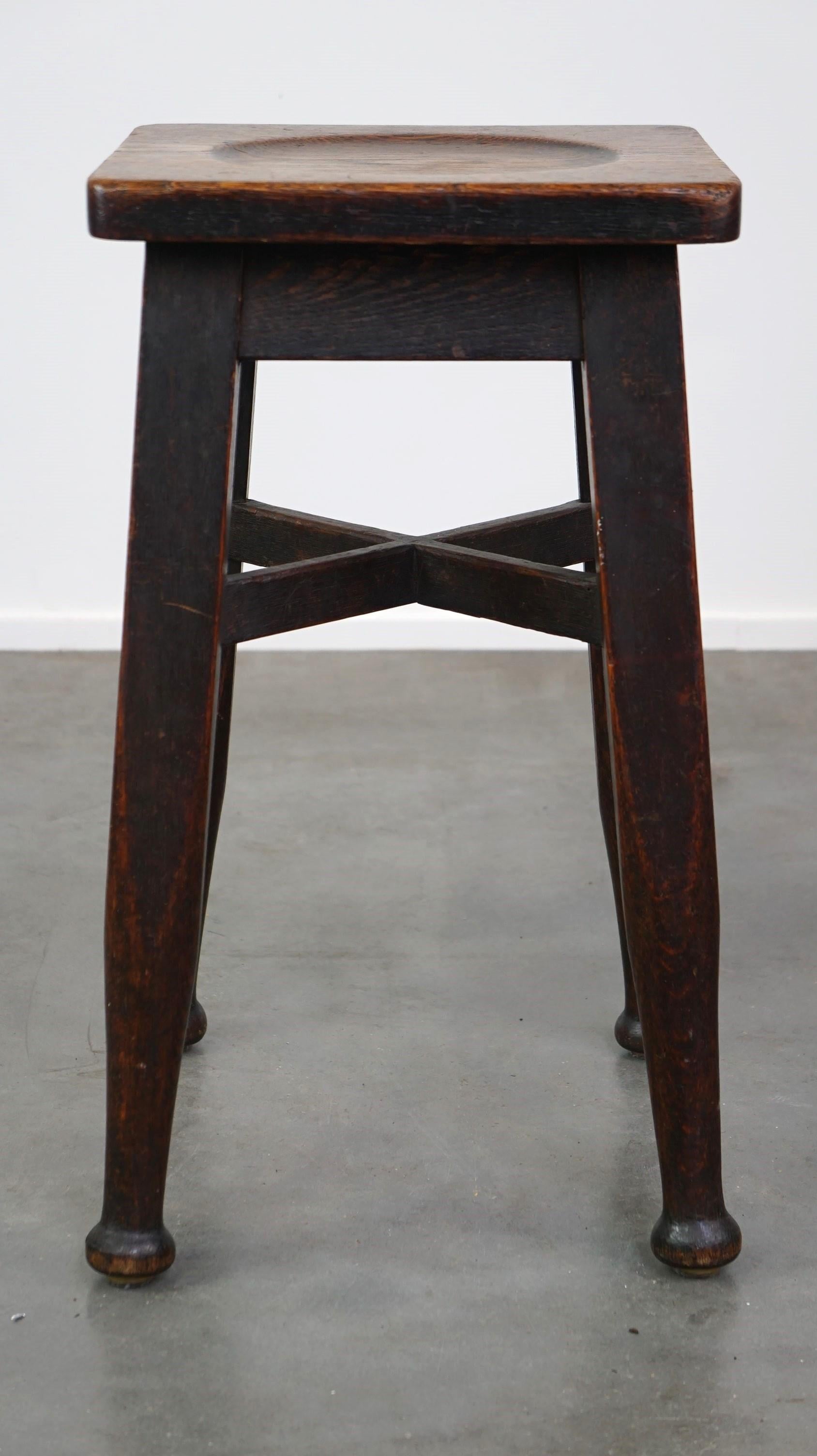 Antiguo taburete inglés de roble macizo con un toque de estilo art nouveau Madera en venta