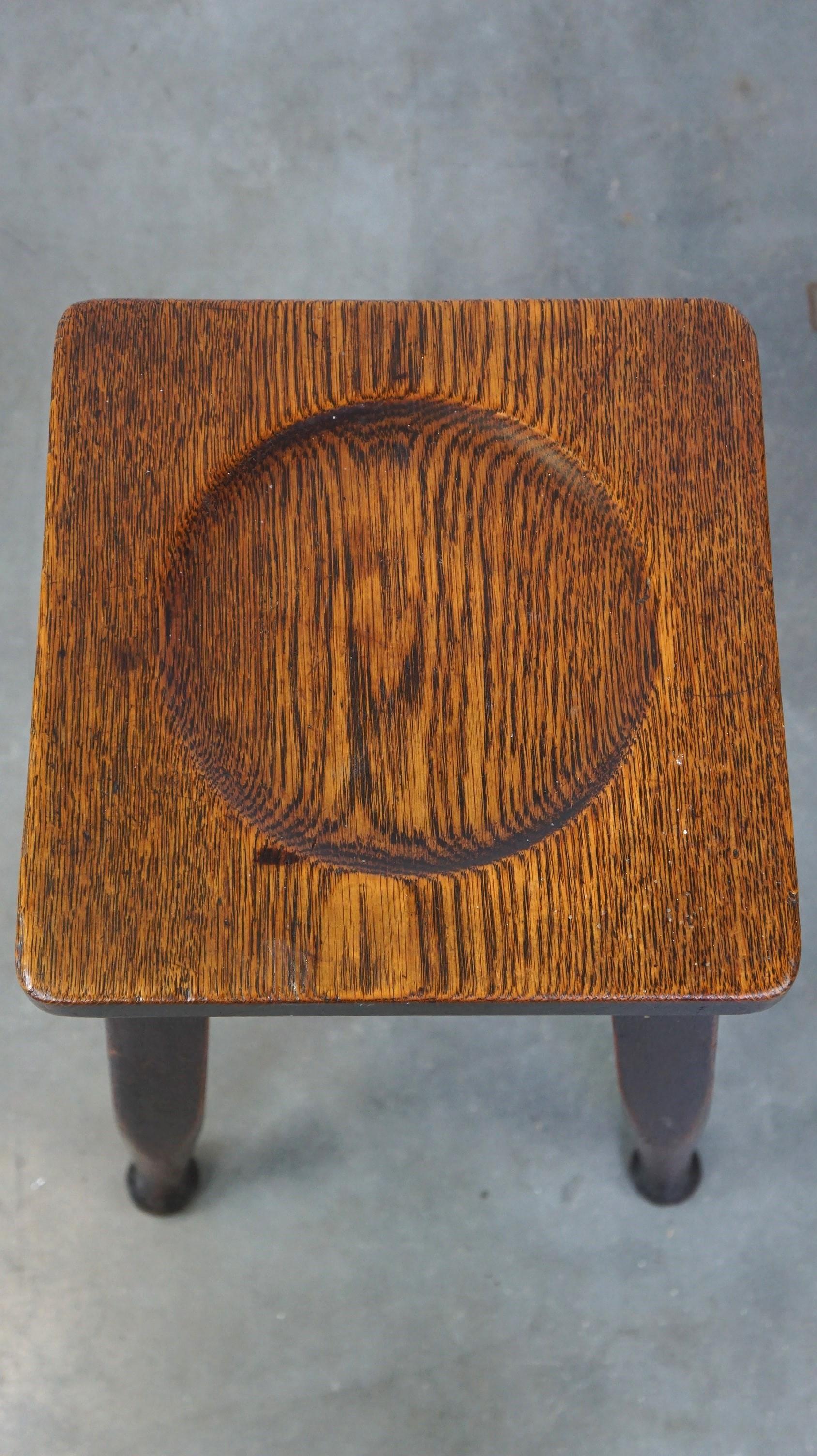 Antiguo taburete inglés de roble macizo con un toque de estilo art nouveau en venta 1