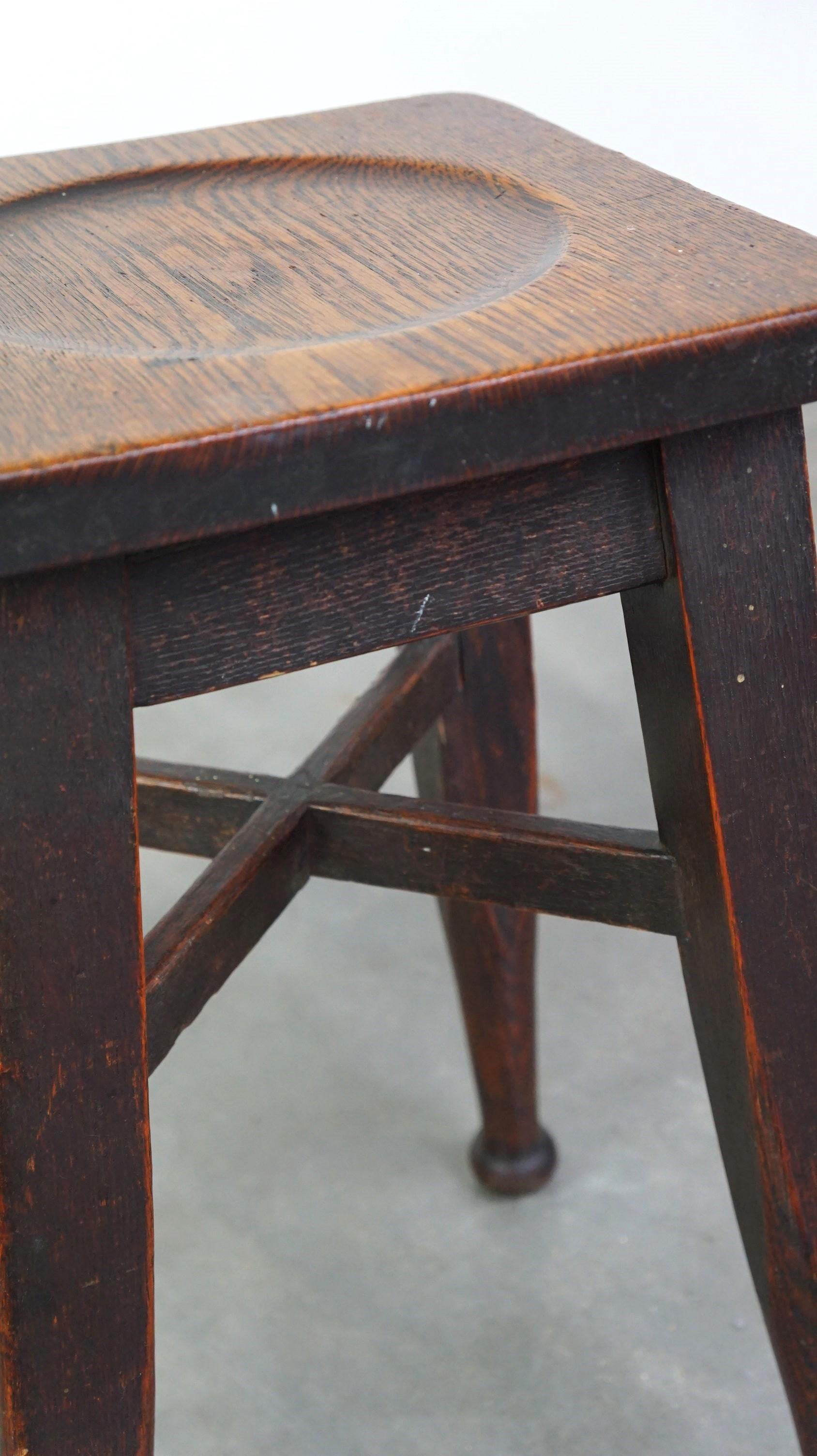 Antiguo taburete inglés de roble macizo con un toque de estilo art nouveau en venta 2