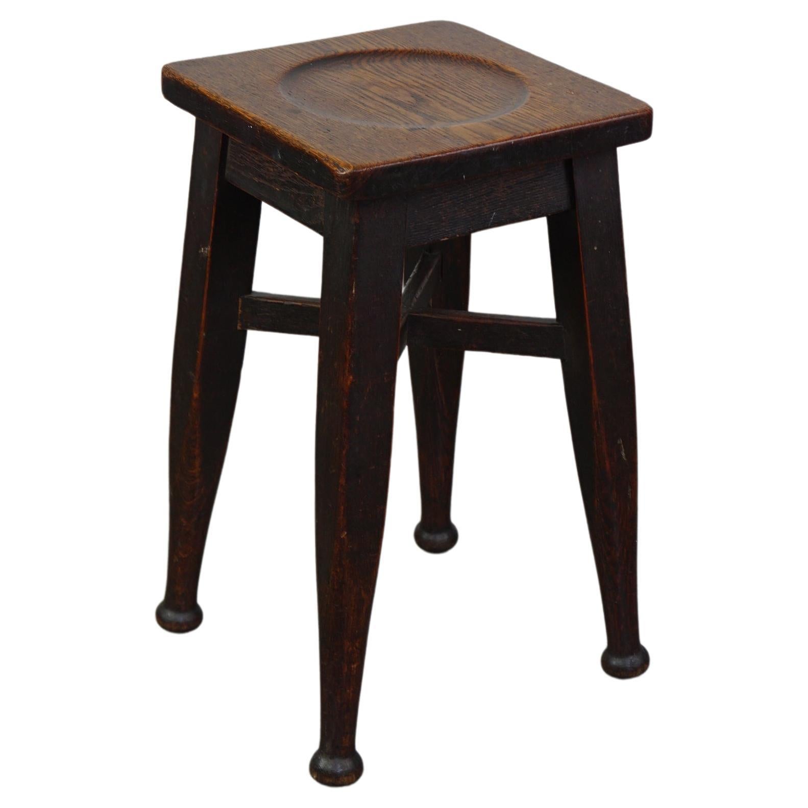 Sgabello inglese antico in rovere massiccio con un tocco di stile art nouveau