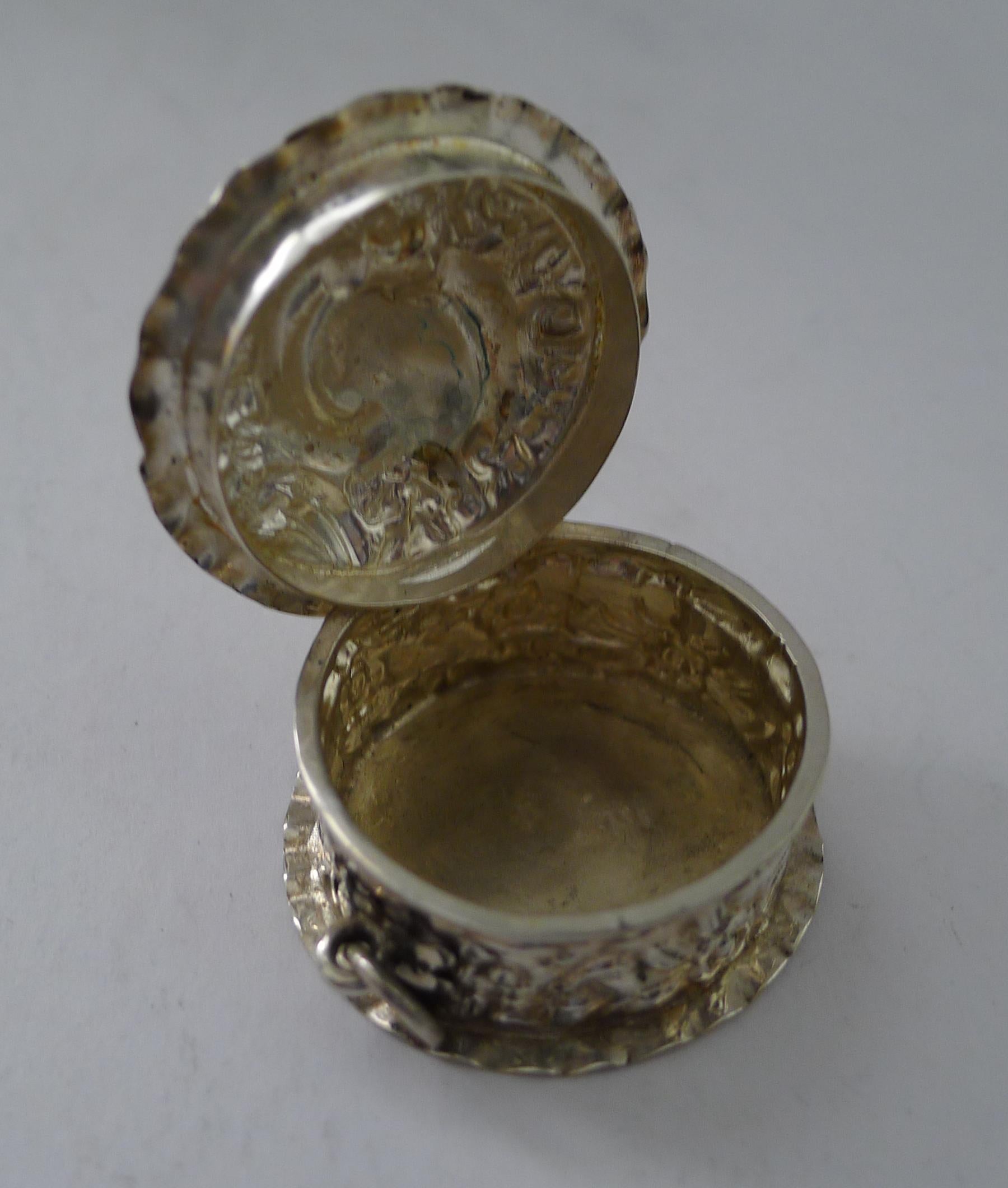 Antiguo pastillero inglés macizo / de ley - 1901 en venta 3