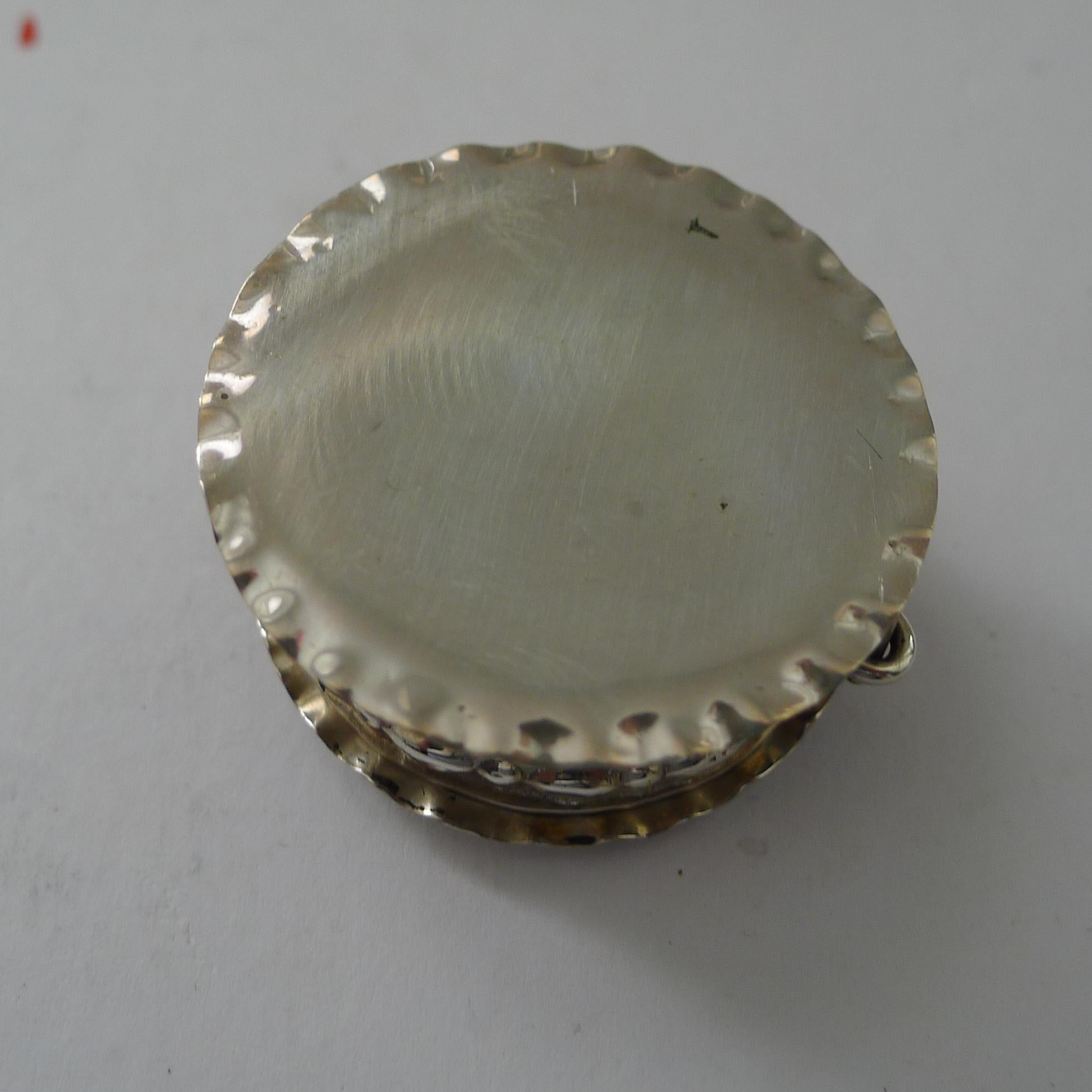 Maravilloso pastillero de plata inglesa maciza/de ley con un sello de calidad totalmente inglés de Birmingham de 1901 y la marca de los fabricantes Synyer & Beddoes (Harry Synyer y Charles Joseph Beddoes).

La caja circular está bellamente decorada