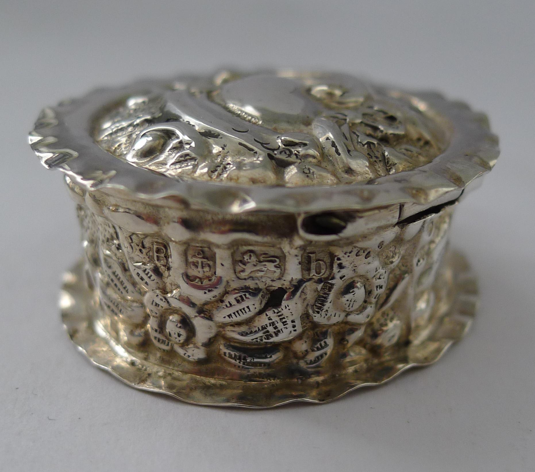 Antiguo pastillero inglés macizo / de ley - 1901 Plata esterlina en venta