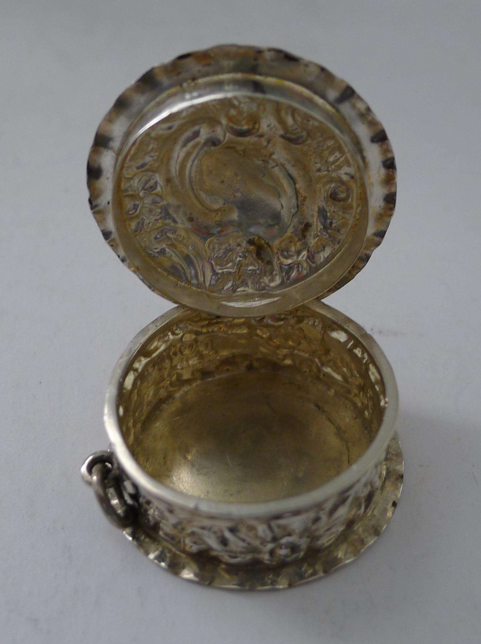 Antiguo pastillero inglés macizo / de ley - 1901 en venta 2