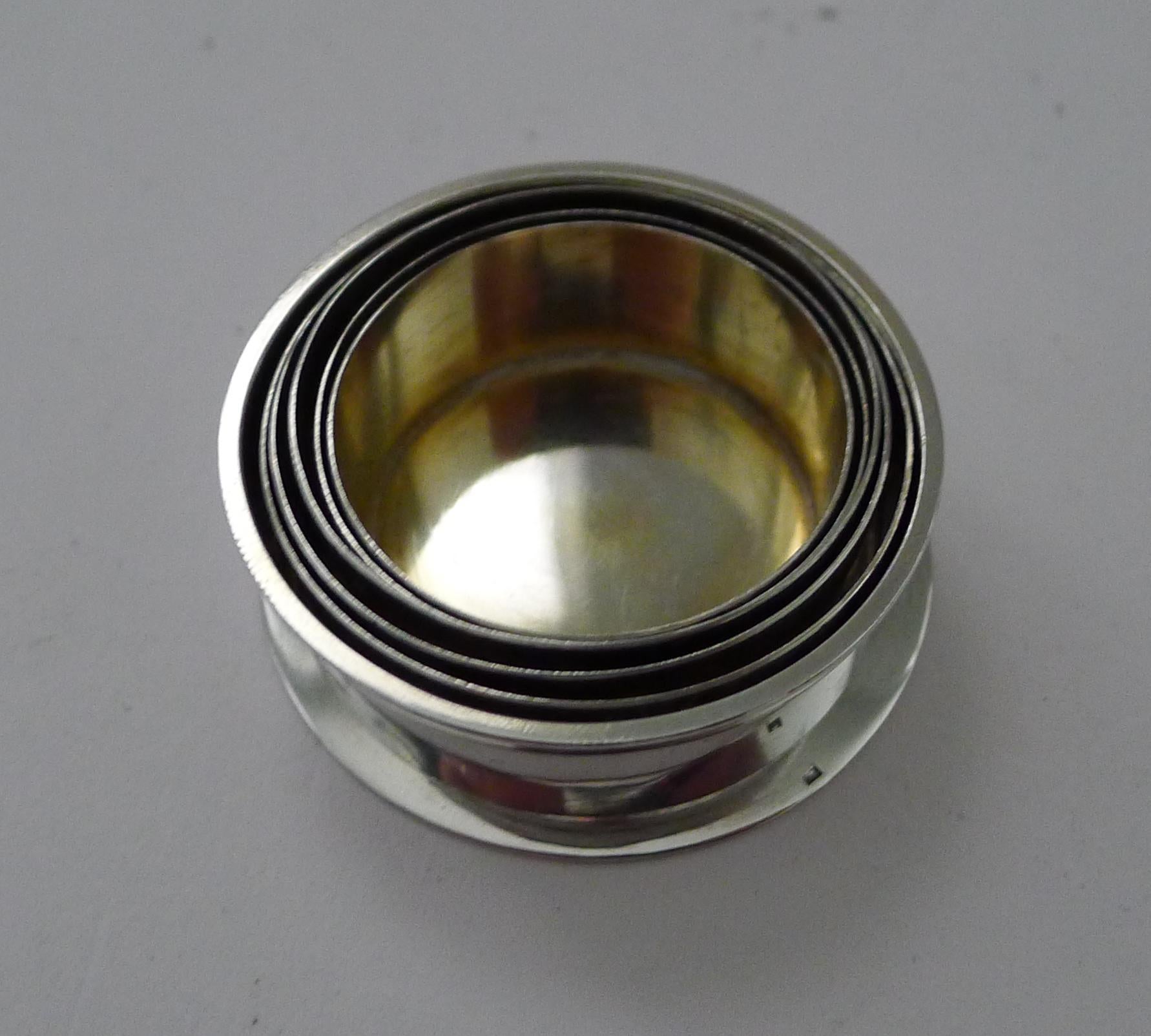 Antiguo vaso plegable inglés de plata maciza / de ley en estuche en venta 4
