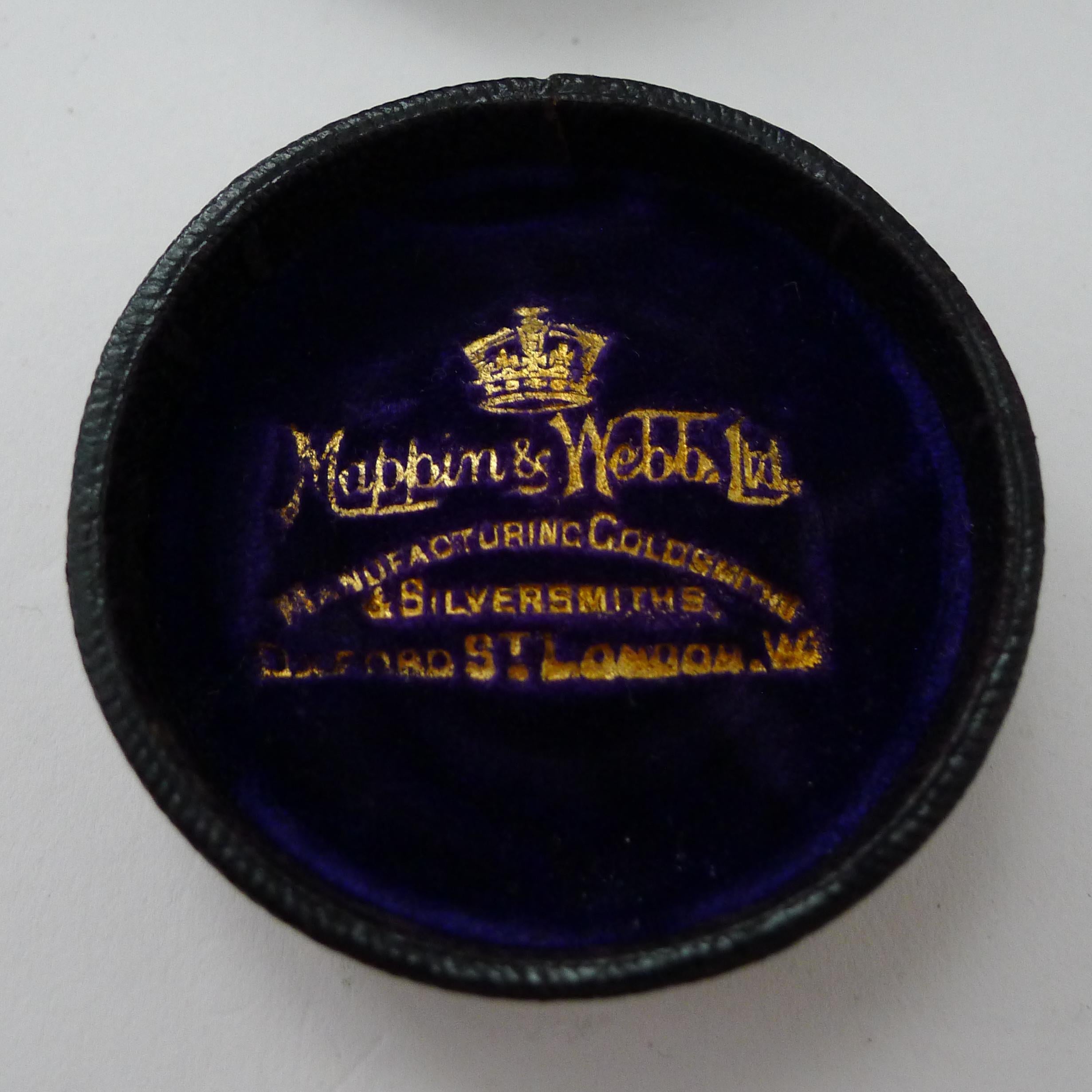 Antiguo vaso plegable inglés de plata maciza / de ley en estuche en venta 5