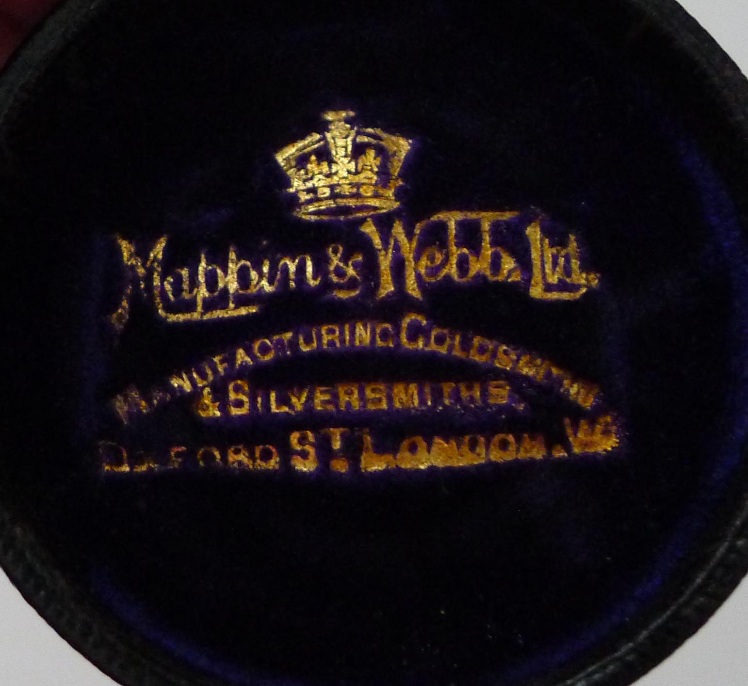 Antiguo vaso plegable inglés de plata maciza / de ley en estuche en venta 6
