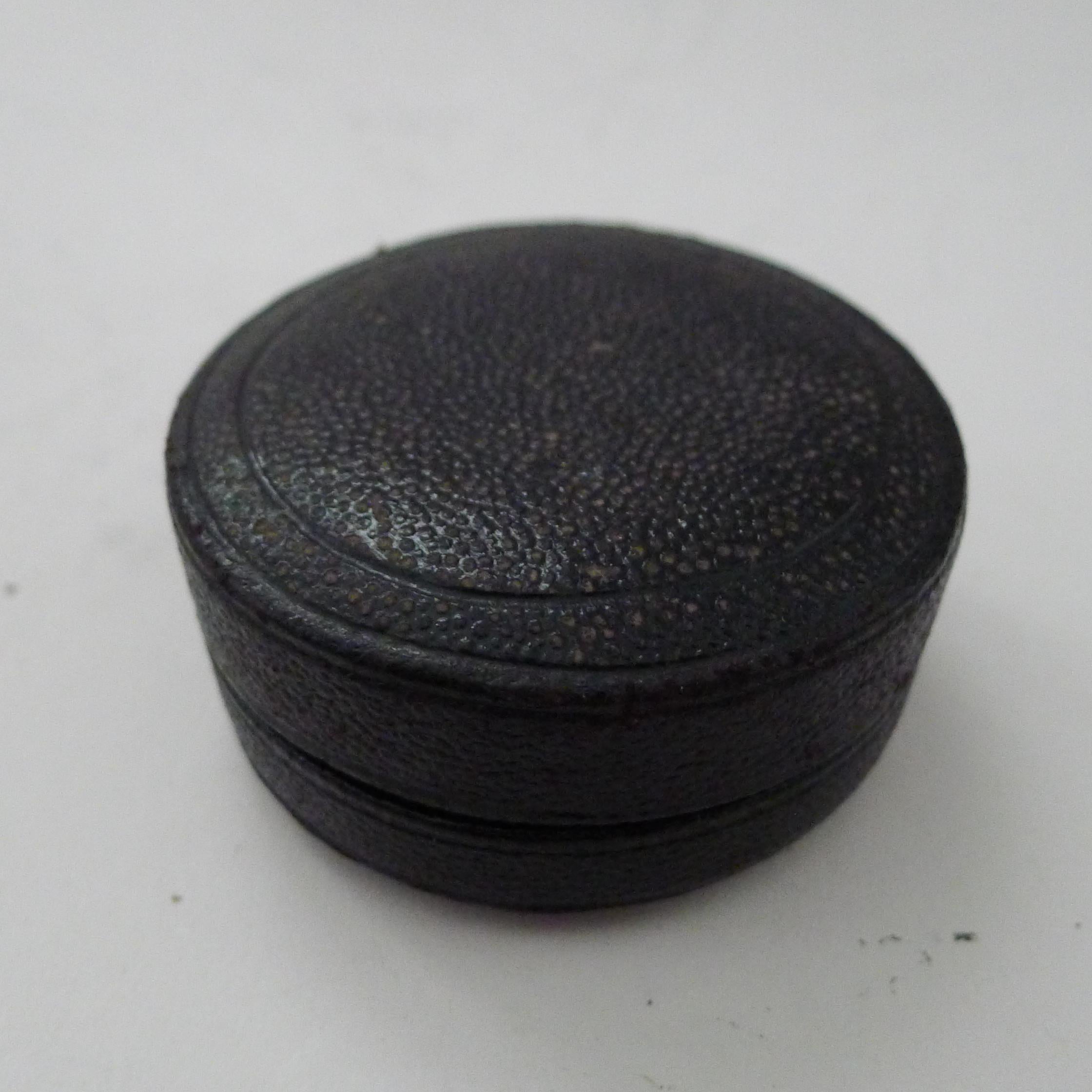 Antiguo vaso plegable inglés de plata maciza / de ley en estuche en venta 7