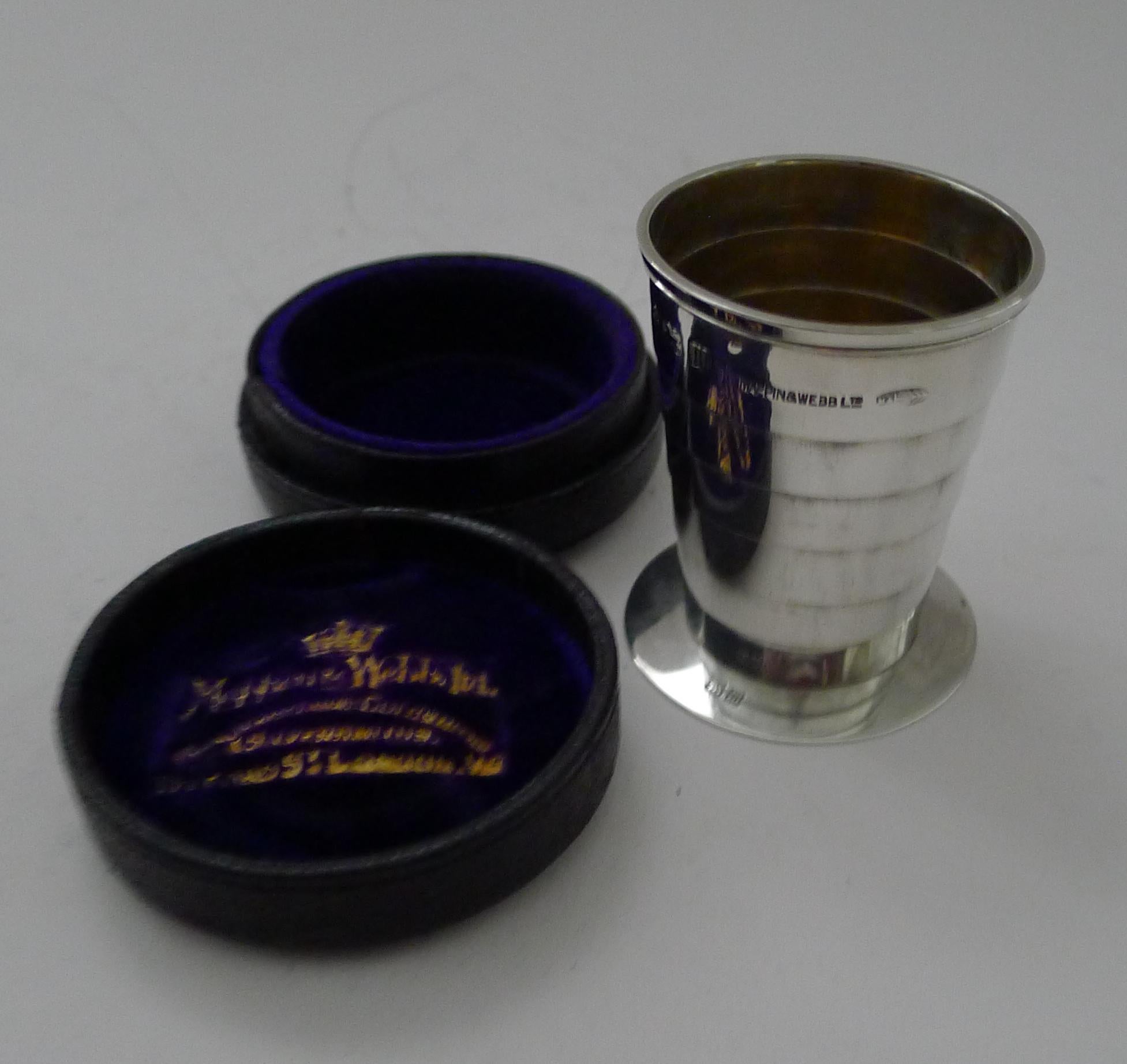 Antiguo vaso plegable inglés de plata maciza / de ley en estuche Británico en venta