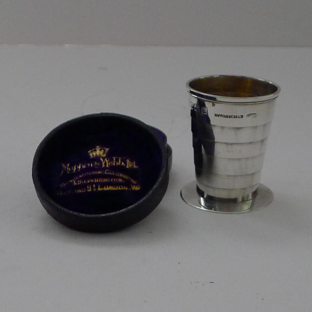 Antiguo vaso plegable inglés de plata maciza / de ley en estuche principios del siglo XX en venta