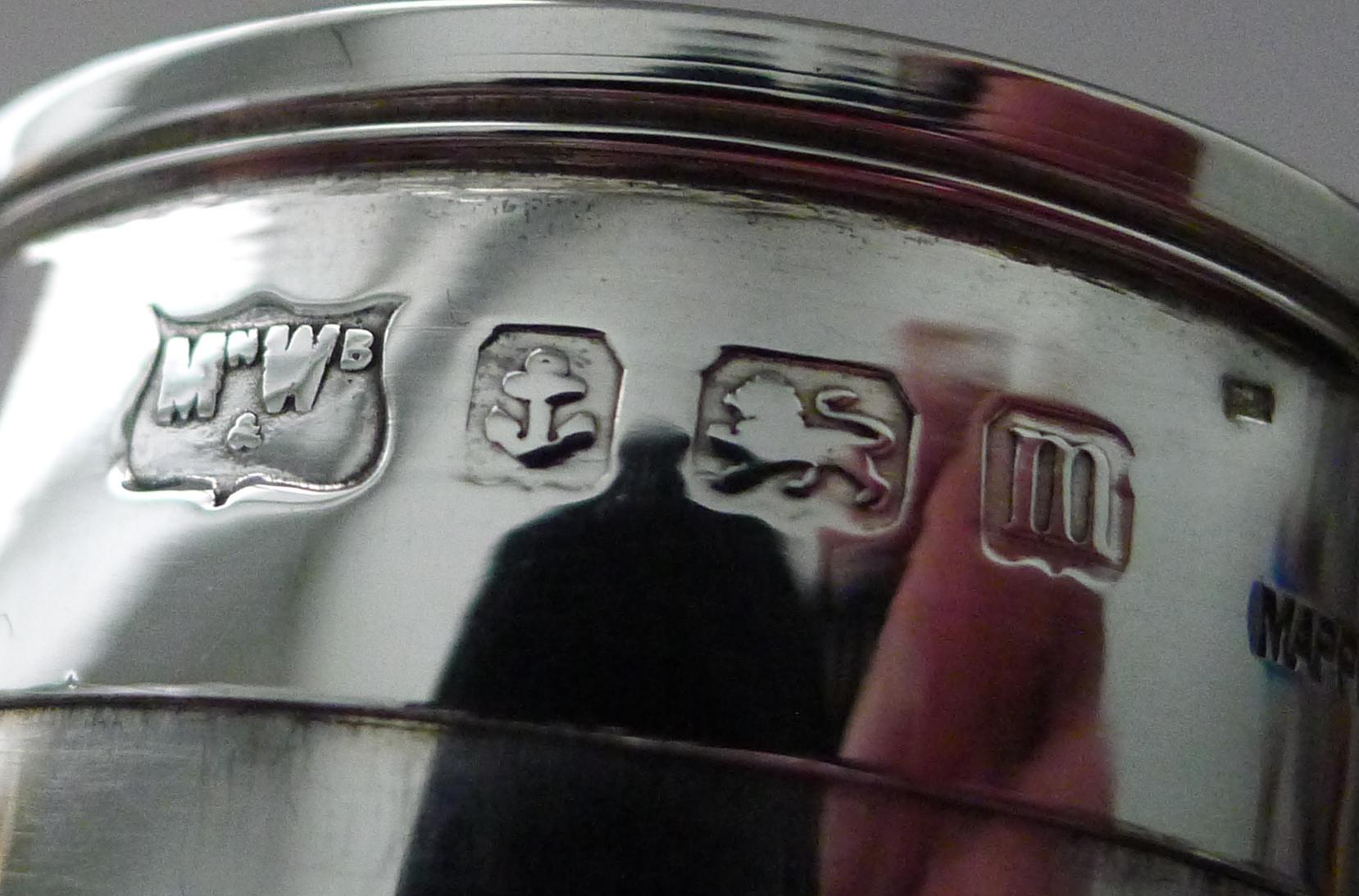 Antiguo vaso plegable inglés de plata maciza / de ley en estuche en venta 1