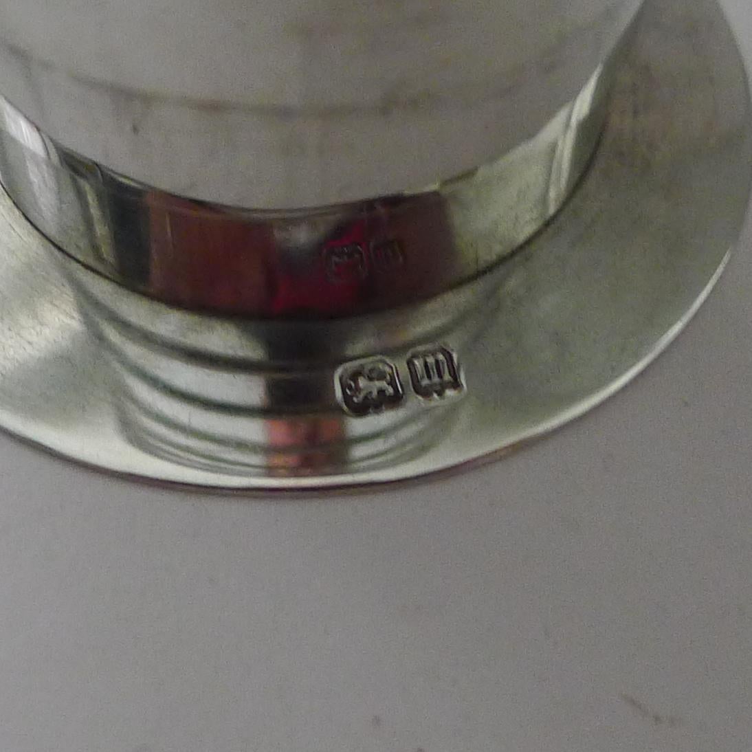 Antiguo vaso plegable inglés de plata maciza / de ley en estuche en venta 2